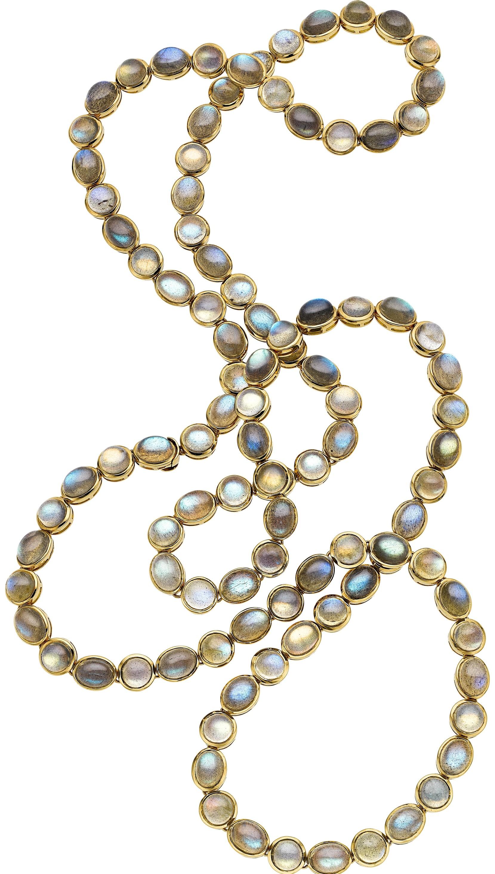 Magnifique collier en cabochon de labradorite.
Les cabochons ronds et ovales de labradorite sont d'une taille d'environ 131,55 carats et d'une couleur allant du vert ardent au violacé en passant par le gris.
Lunette sertie dans des stations en or