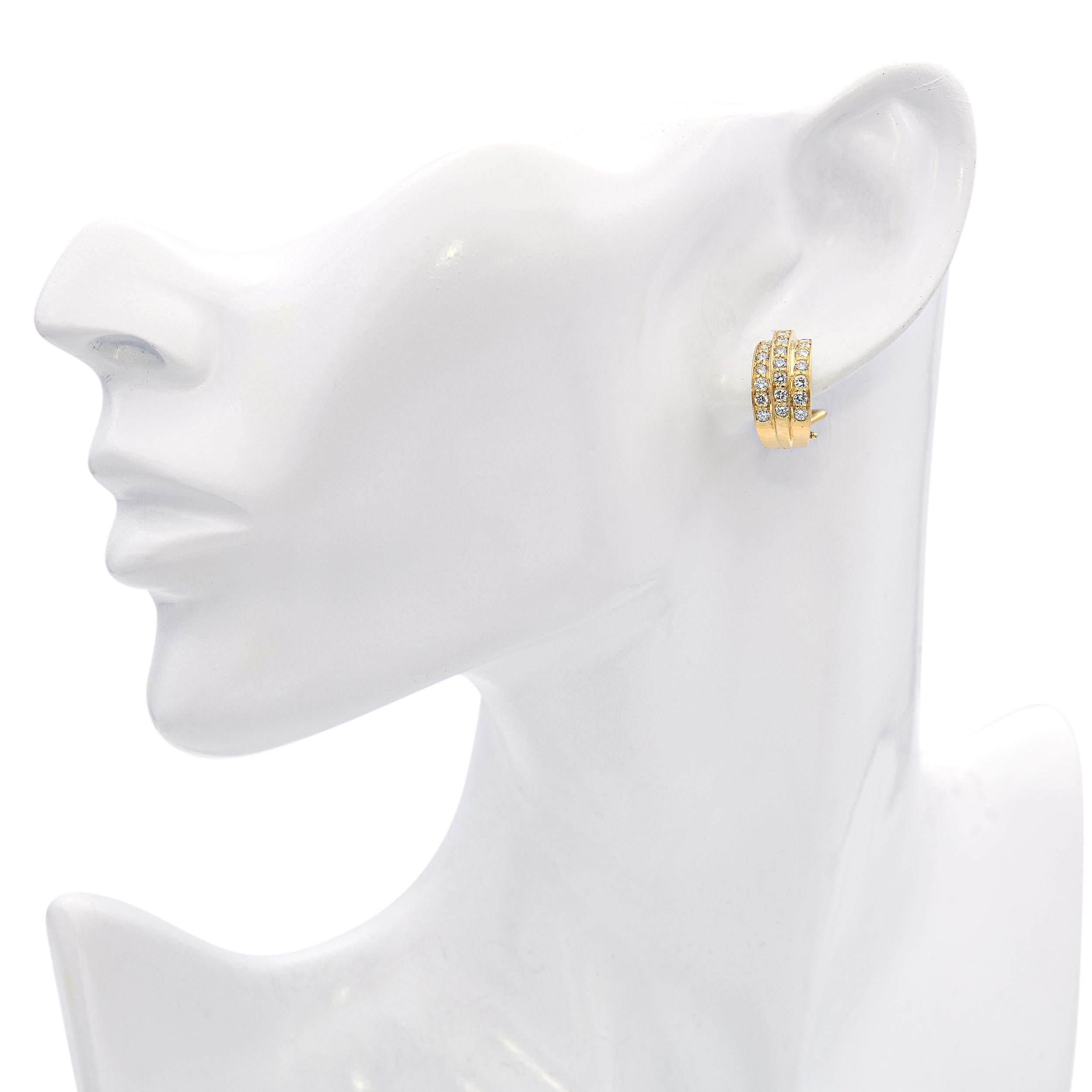 Rétro Boucles d'oreilles Omega Back en or jaune 18k avec 1.32tcw de diamant en vente