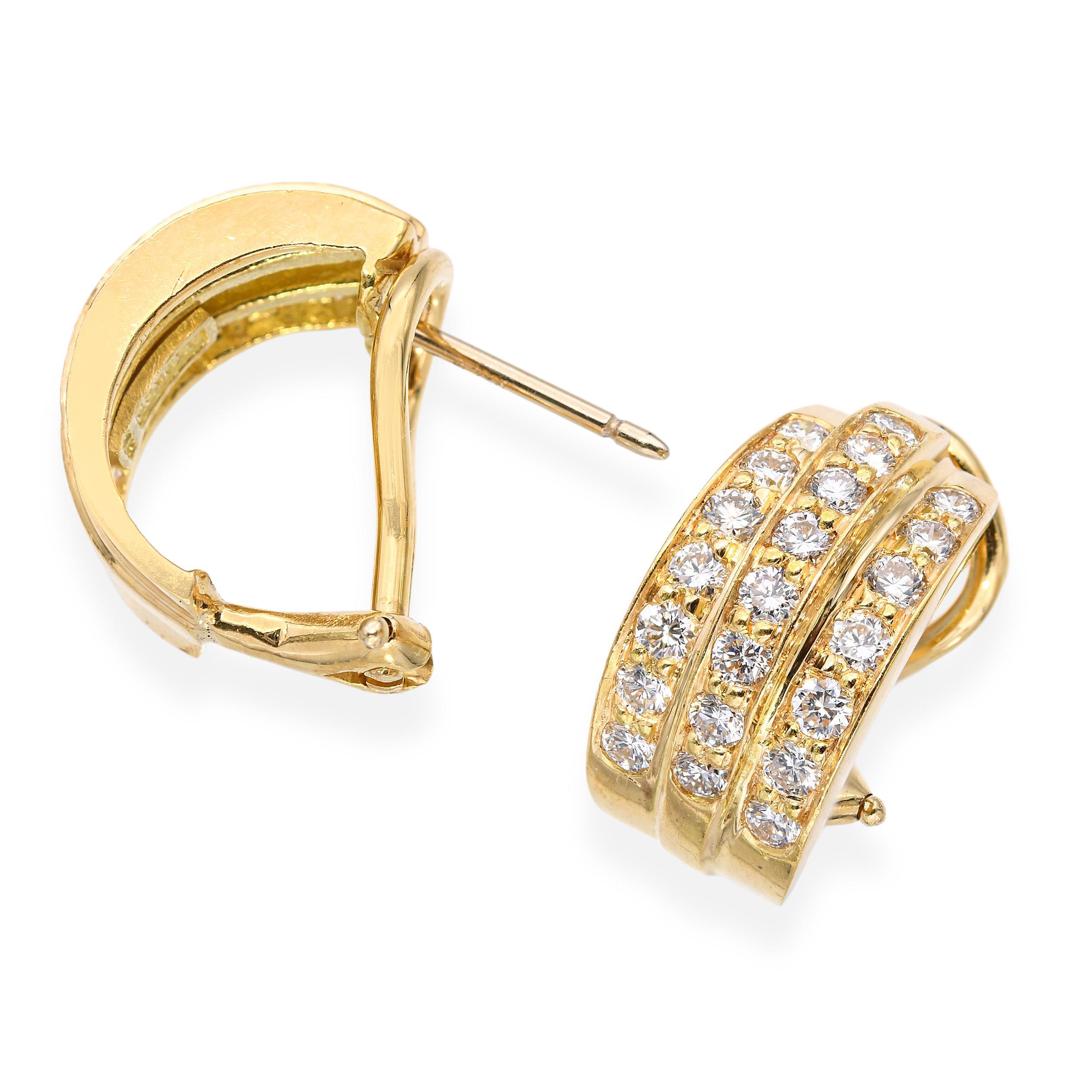 Taille ronde Boucles d'oreilles Omega Back en or jaune 18k avec 1.32tcw de diamant en vente