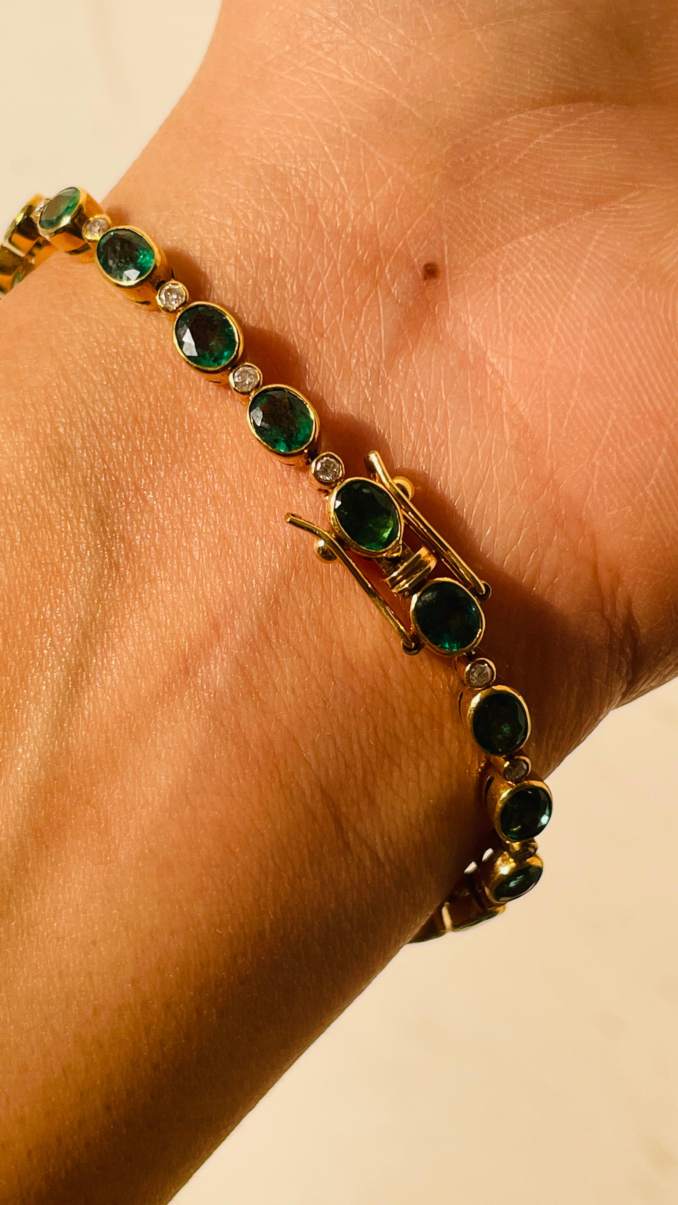 Smaragd- und Diamantarmband aus 18 Karat Gold. Es hat einen perfekten ovalen Schliff Edelstein zu machen Sie stehen auf jeder Gelegenheit oder ein Ereignis.
Ein Tennisarmband ist ein wichtiges Schmuckstück für Ihren Hochzeitstag. Der schlichte und