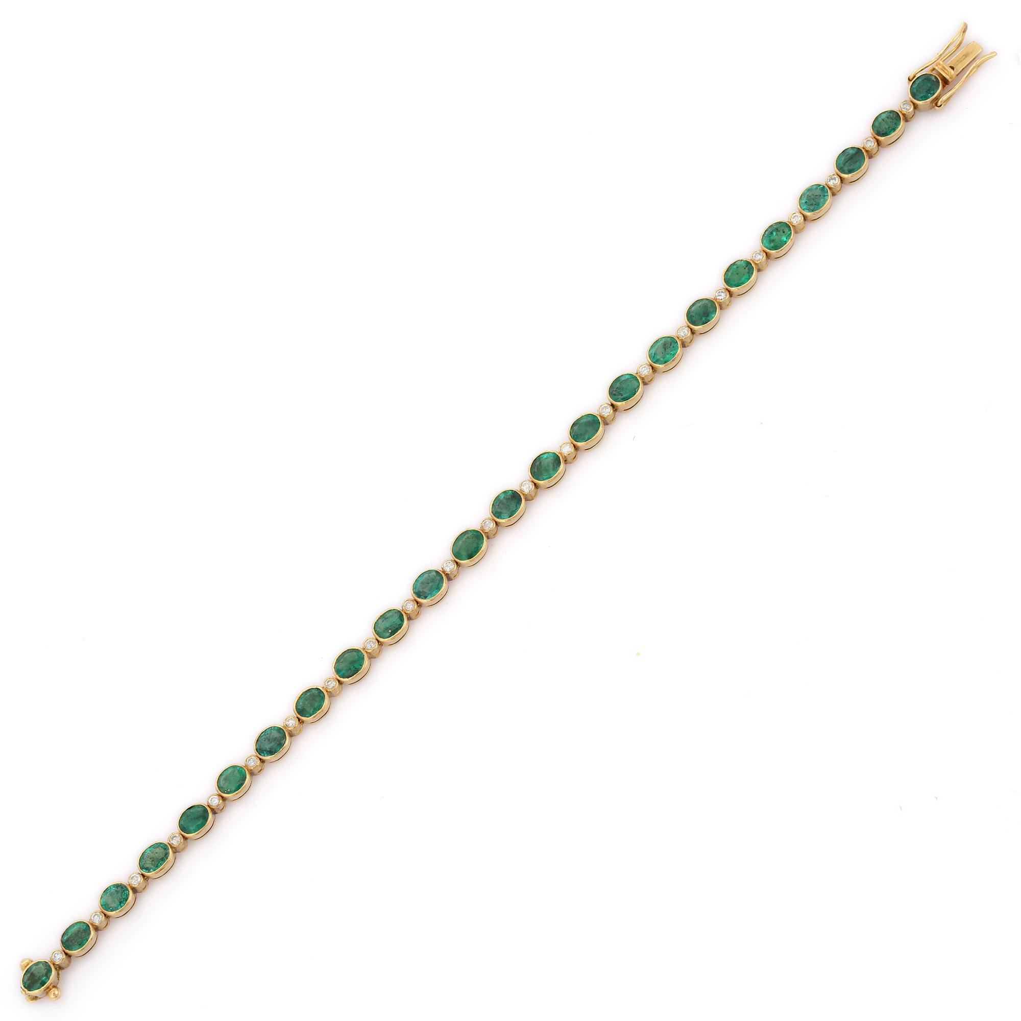 Modern 18K Yellow Gold 13.5cts Emerald and Diamond Tennis Bracelet For Sale