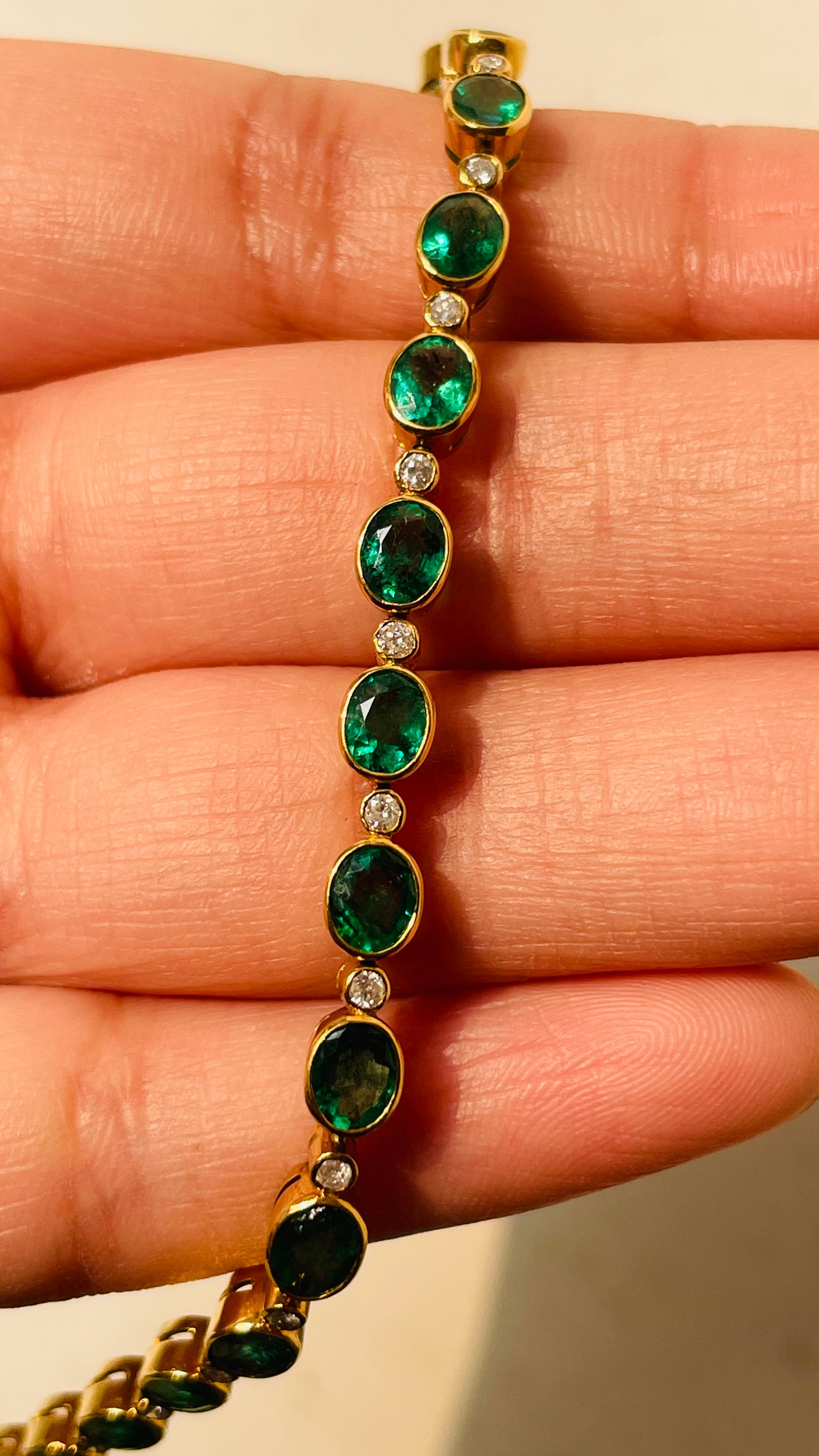 Oval Cut 18K Yellow Gold 13.5cts Emerald and Diamond Tennis Bracelet For Sale