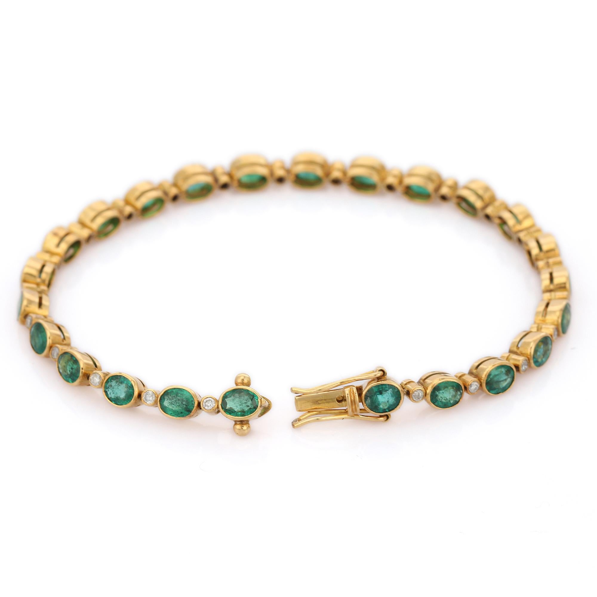 18K Yellow Gold 13.5cts Emerald and Diamond Tennis Bracelet In New Condition For Sale In Houston, TX
