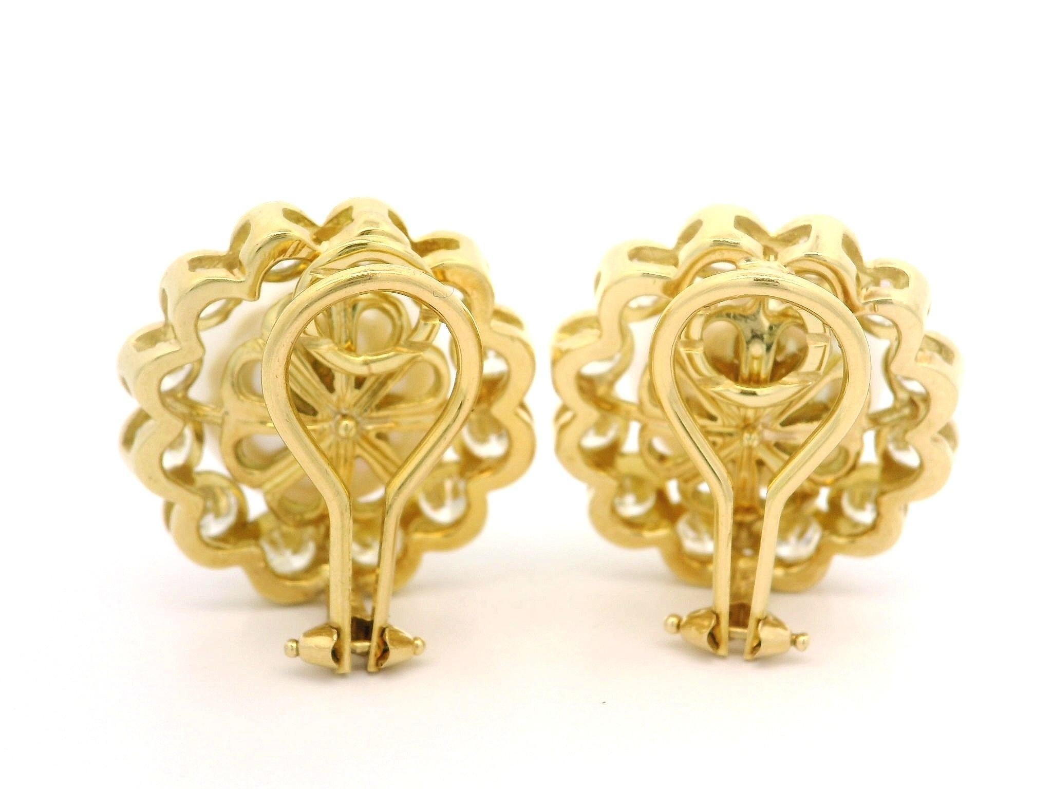 18k Yellow Gold 13.8mm Button Pearl 3.6ctw Bezel Large Diamond Halo Earrings in vendita 5