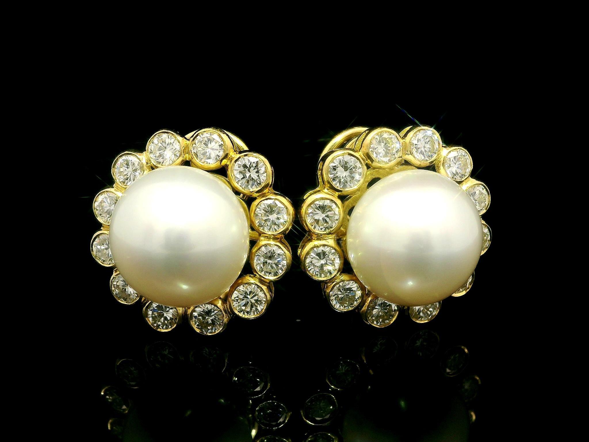 18k Yellow Gold 13.8mm Button Pearl 3.6ctw Bezel Large Diamond Halo Earrings in vendita 6