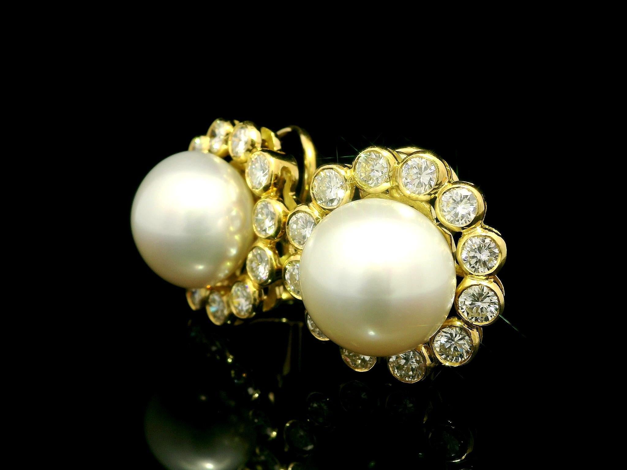 18k Yellow Gold 13.8mm Button Pearl 3.6ctw Bezel Large Diamond Halo Earrings In condizioni ottime in vendita a Montclair, NJ
