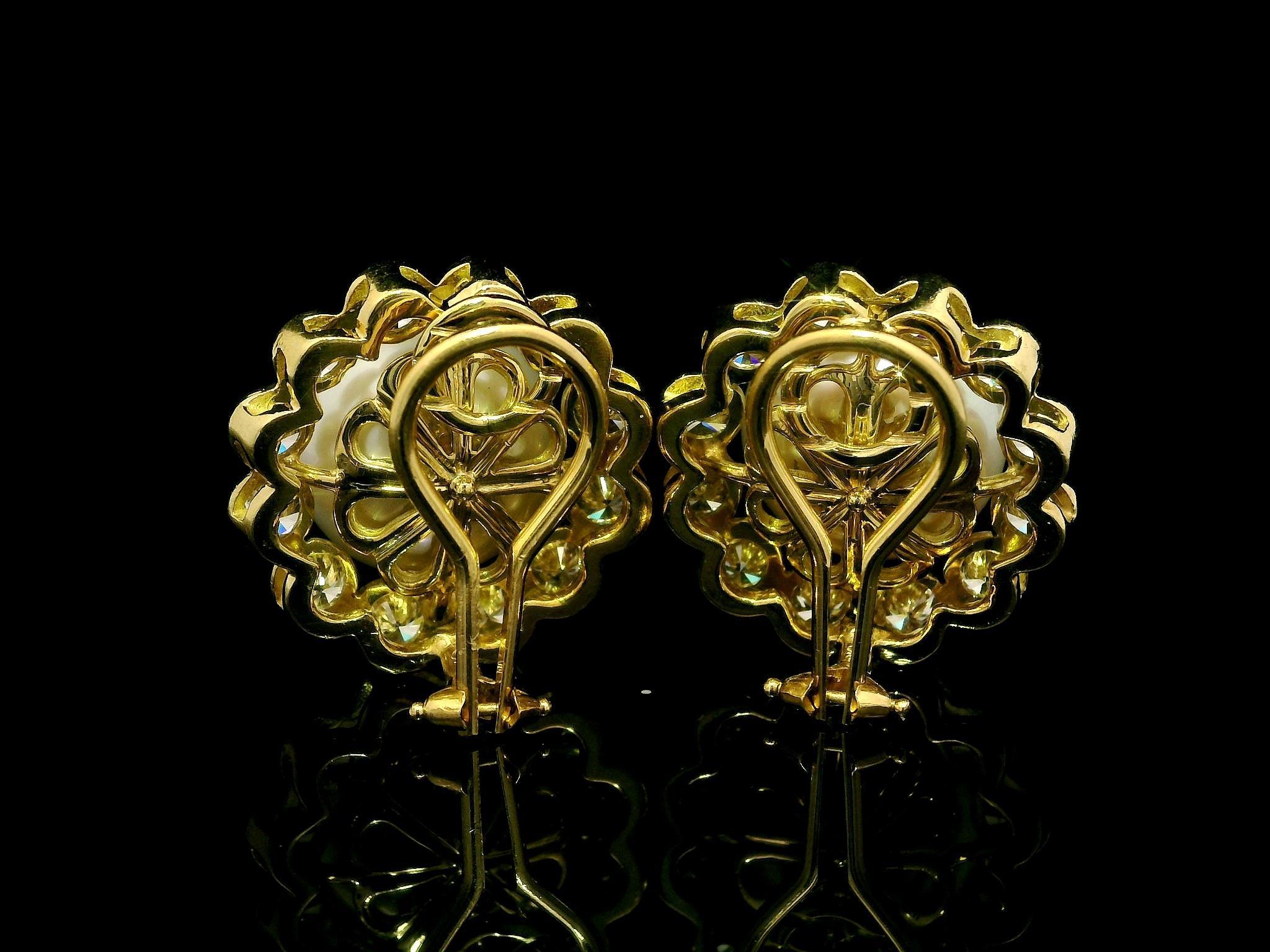 18k Yellow Gold 13.8mm Button Pearl 3.6ctw Bezel Large Diamond Halo Earrings in vendita 1