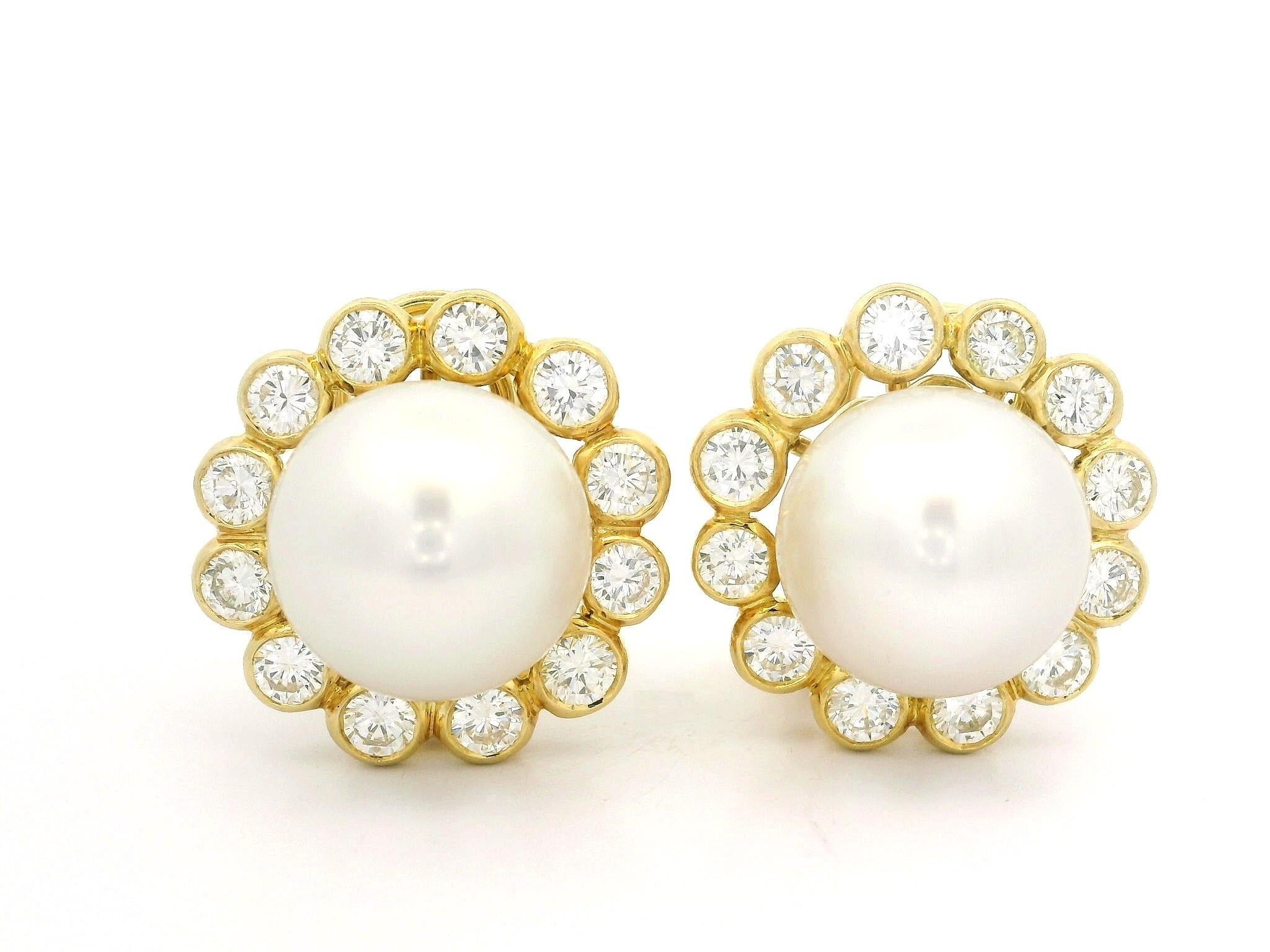 18k Yellow Gold 13.8mm Button Pearl 3.6ctw Bezel Large Diamond Halo Earrings in vendita 2