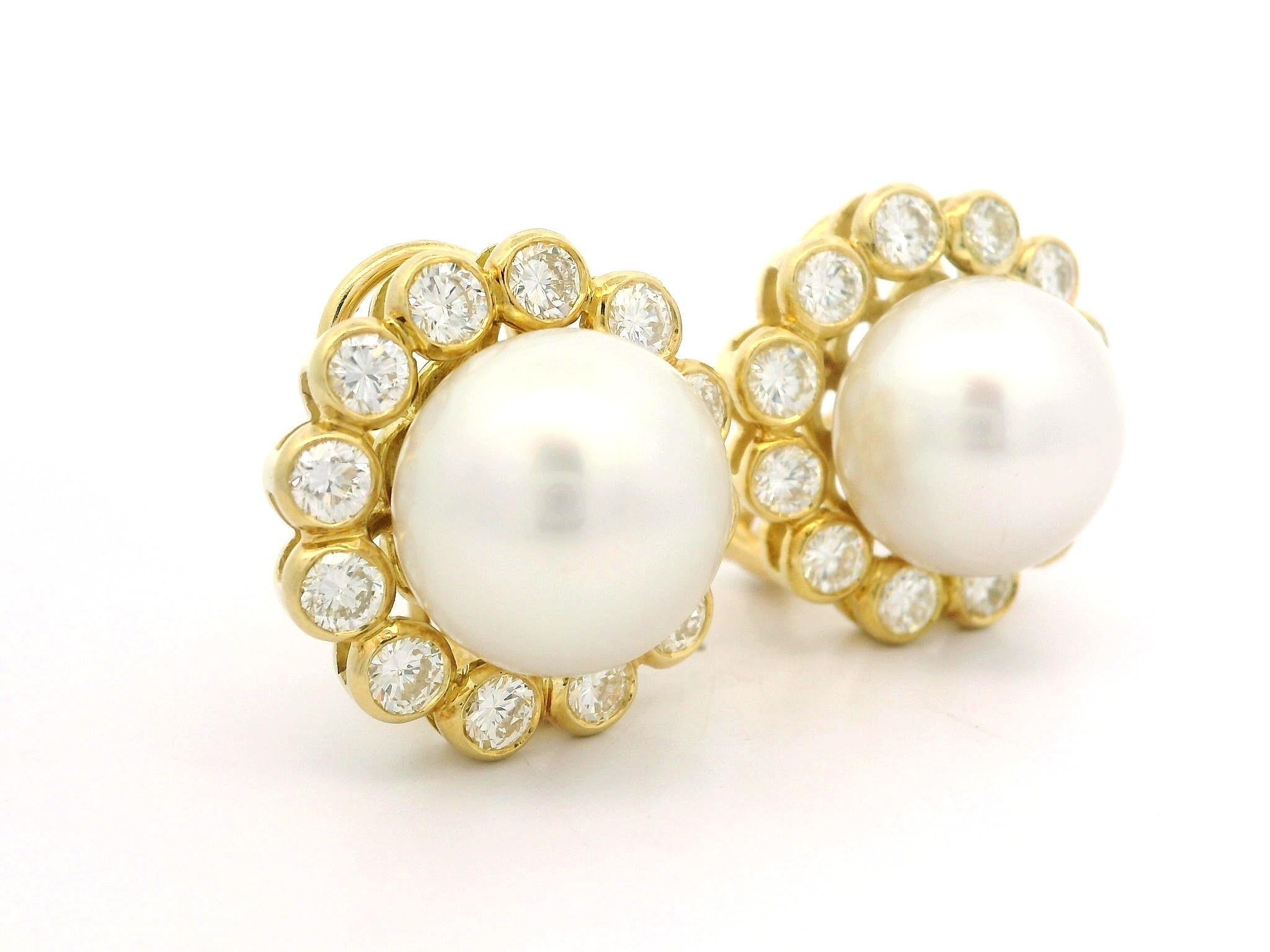18k Yellow Gold 13.8mm Button Pearl 3.6ctw Bezel Large Diamond Halo Earrings in vendita 3