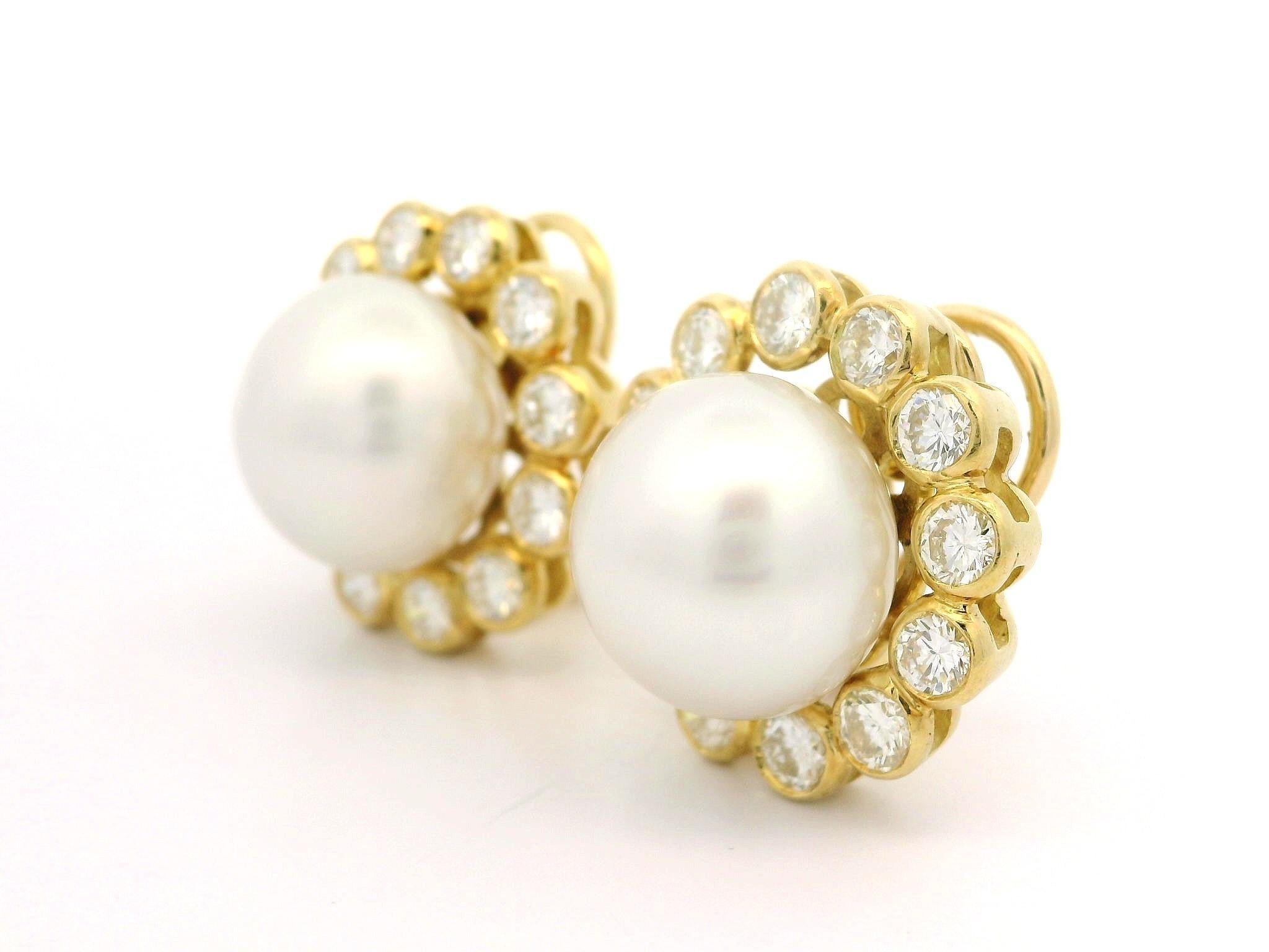 18k Yellow Gold 13.8mm Button Pearl 3.6ctw Bezel Large Diamond Halo Earrings in vendita 4