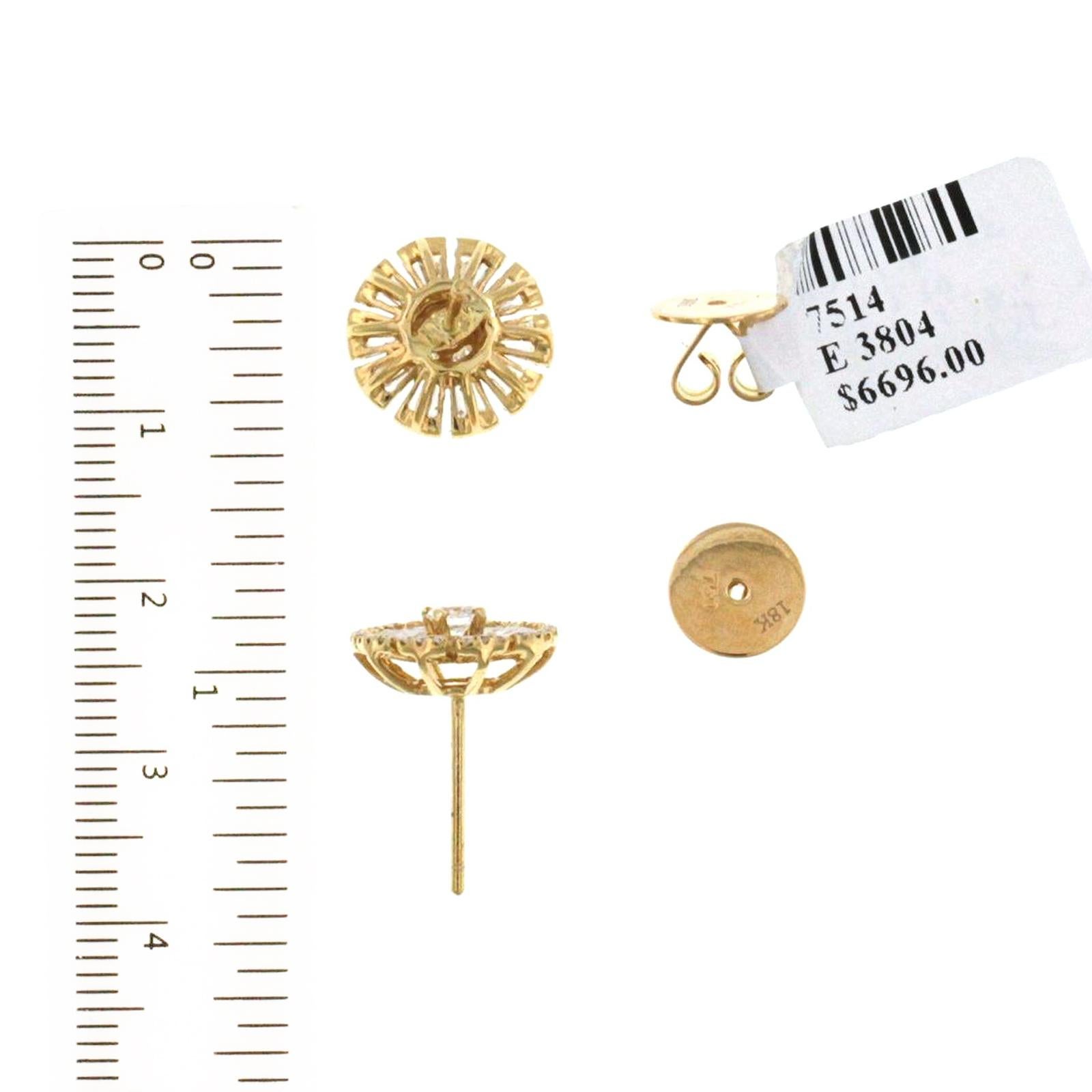 18 Karat Yellow Gold 1.39 Carat Diamonds Round Flower Stud Earrings In Excellent Condition For Sale In Los Angeles, CA