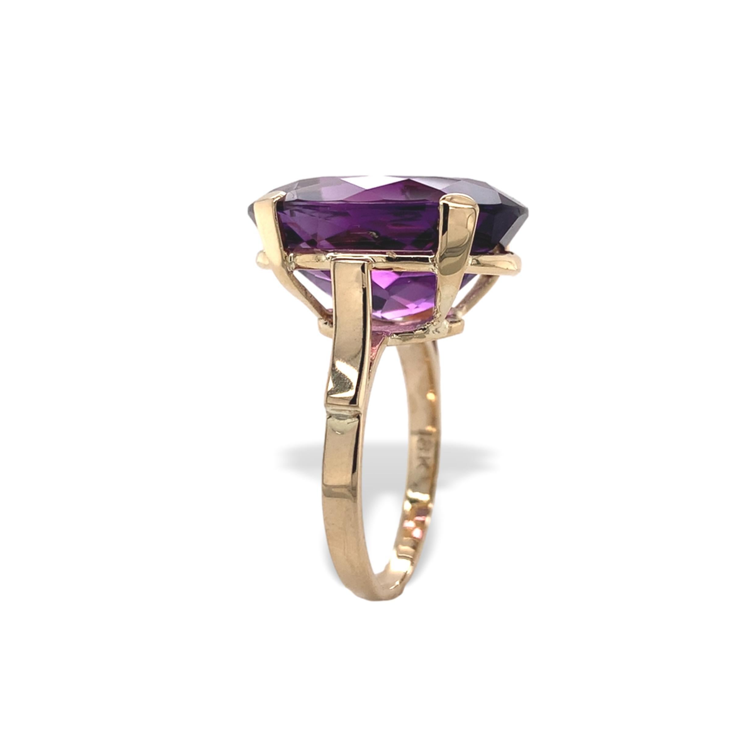 Contemporary 18K Yellow Gold 13.98 carat Oval Amethyst ring size 7 For Sale