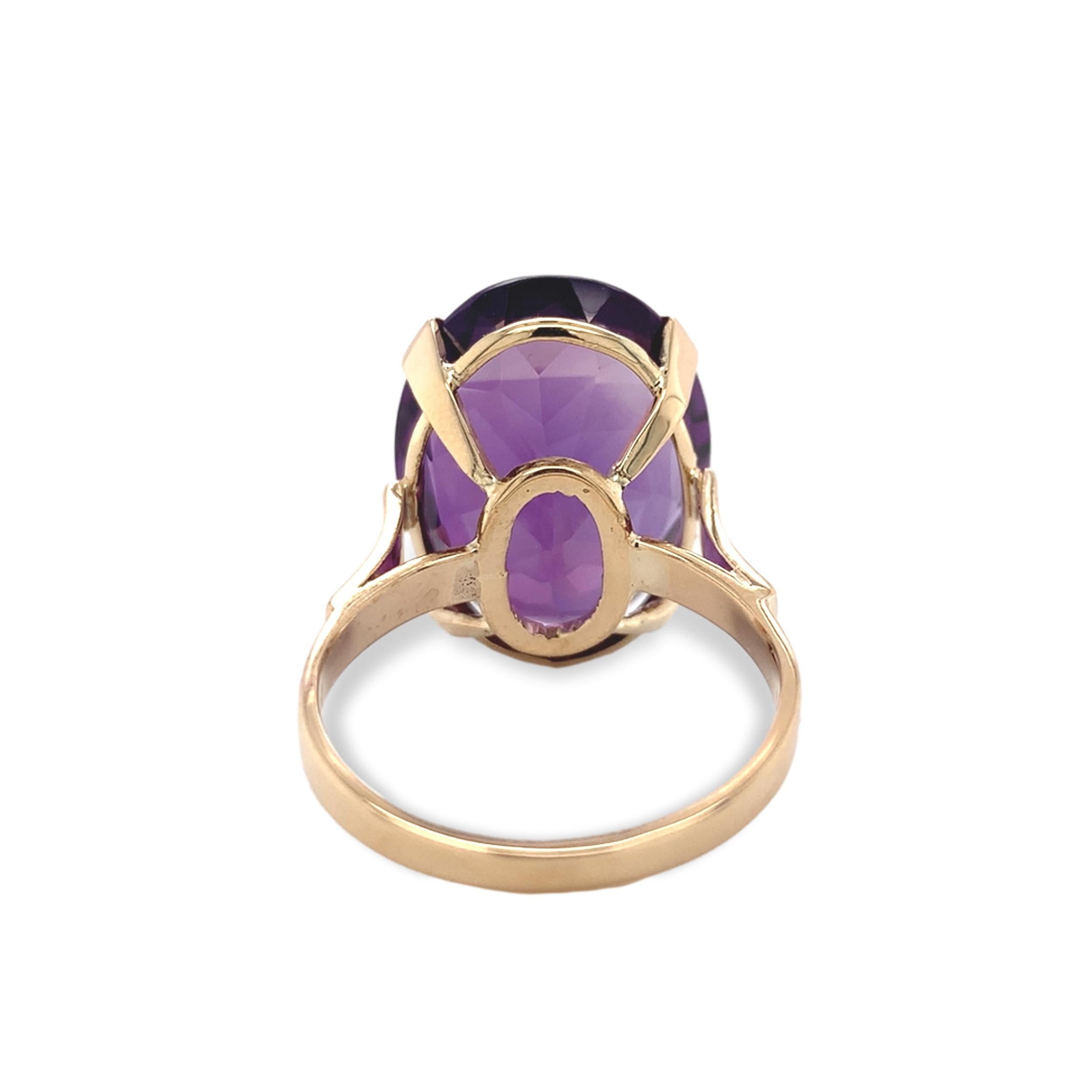 18K Yellow Gold 13.98 carat Oval Amethyst ring size 7 In Excellent Condition For Sale In Big Bend, WI