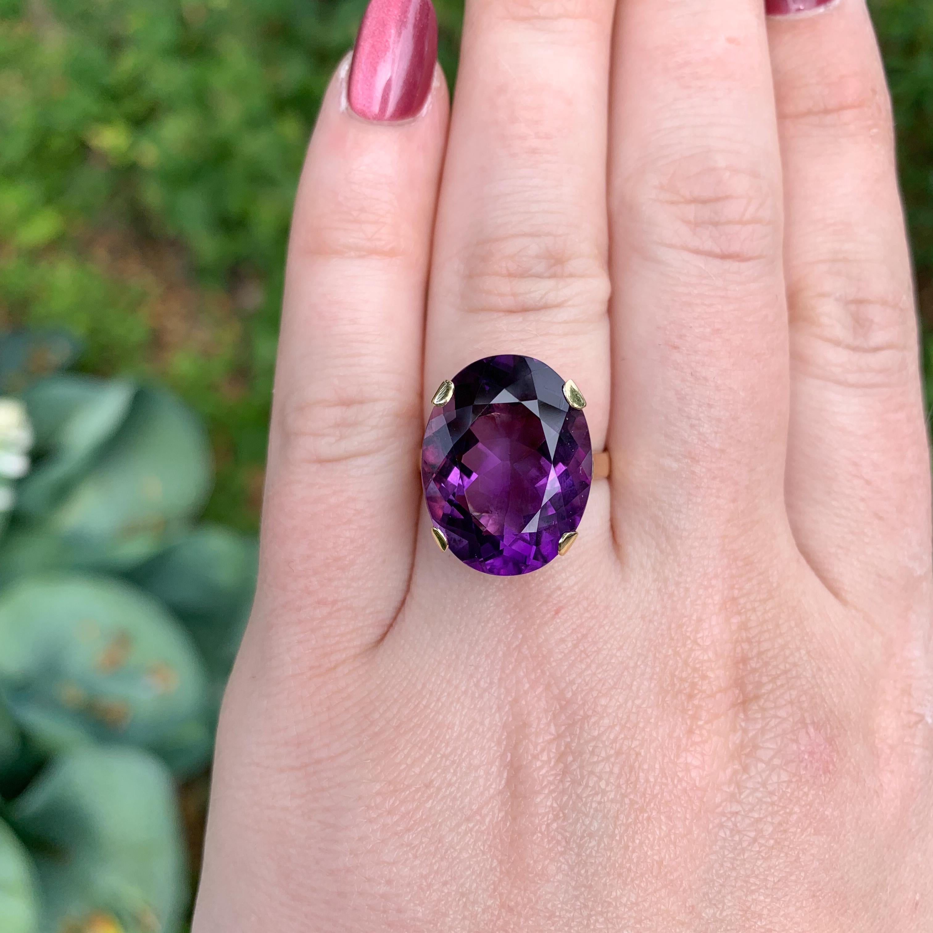 Women's 18K Yellow Gold 13.98 carat Oval Amethyst ring size 7 For Sale