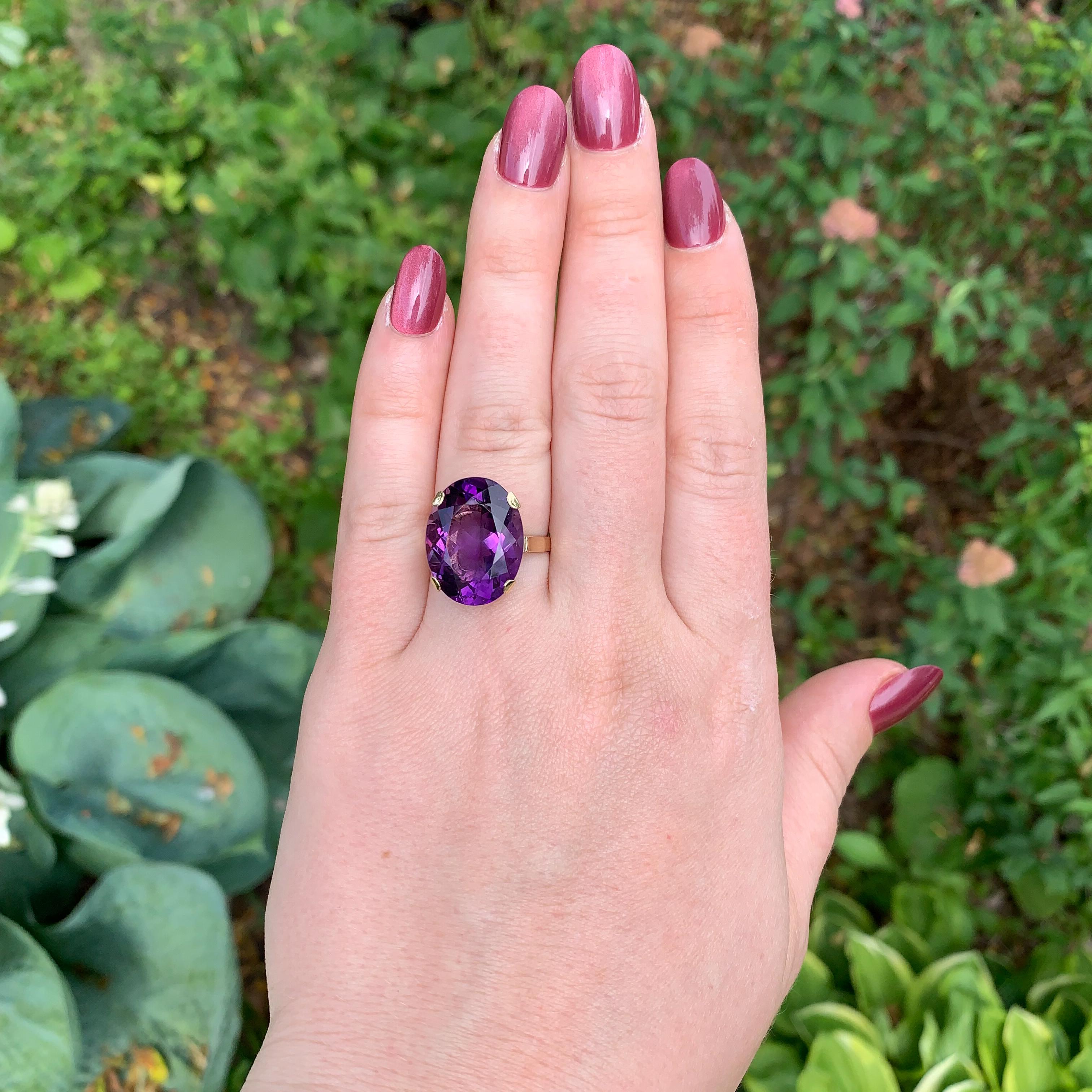 18K Yellow Gold 13.98 carat Oval Amethyst ring size 7 For Sale 1