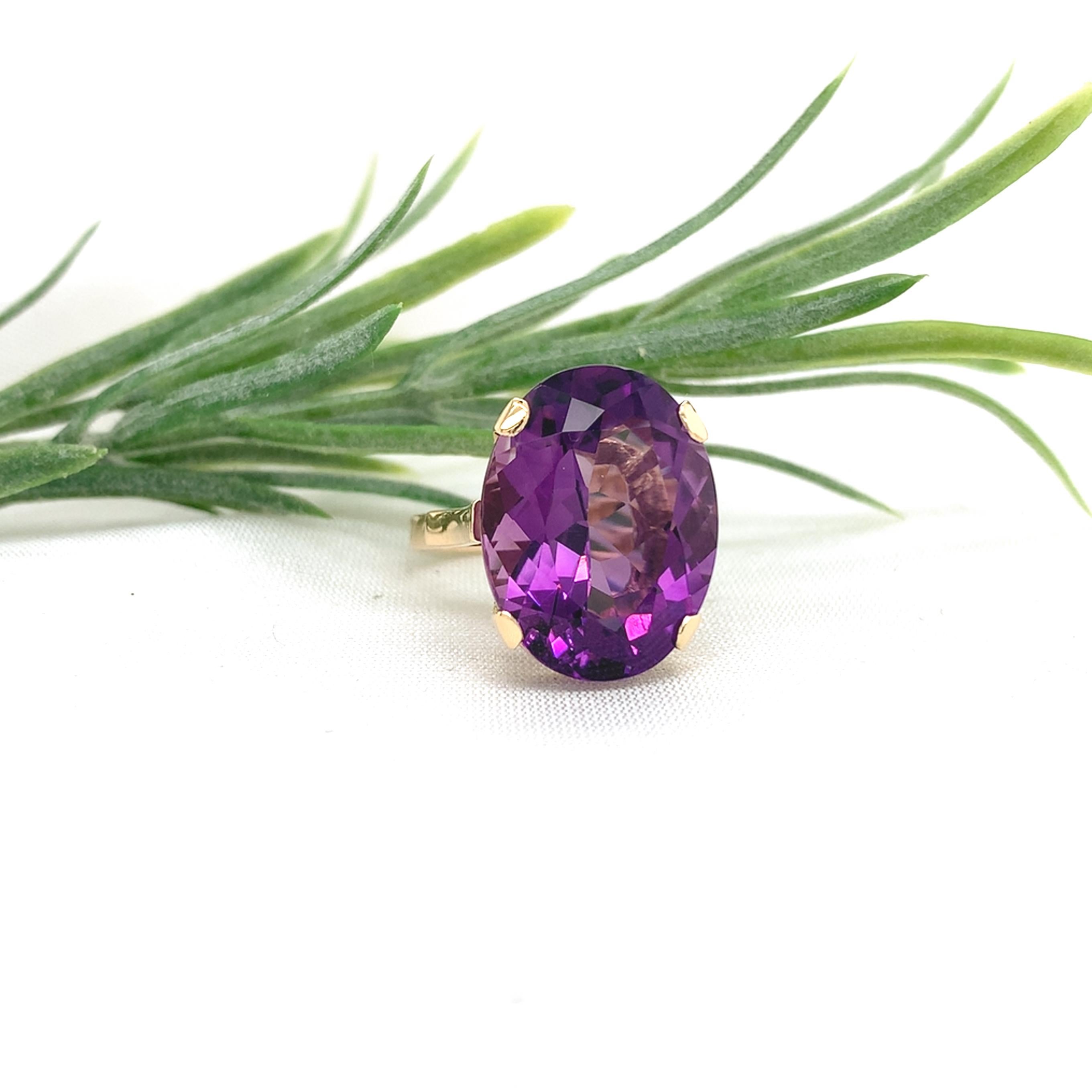 18K Yellow Gold 13.98 carat Oval Amethyst ring size 7 For Sale 2