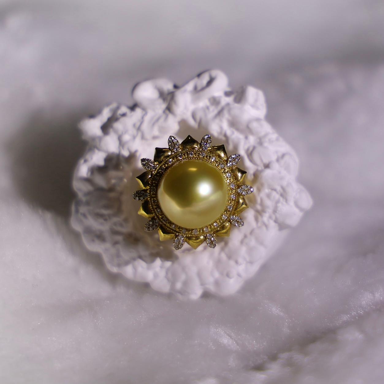 18K Yellow Gold 13mm South Sea Pearl Golden Pearl Ring with Diamonds In New Condition For Sale In Kowloon, HK