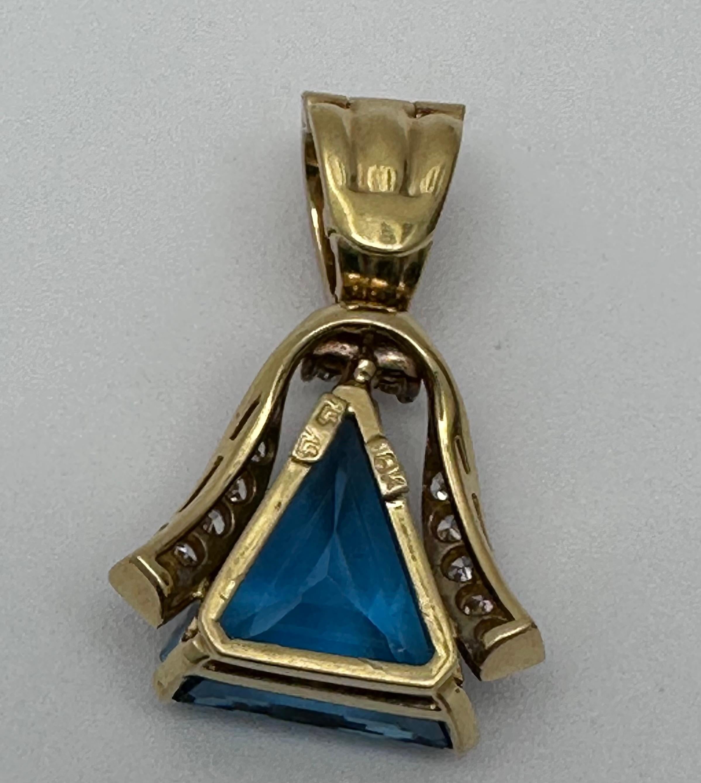 18k Yellow Gold 13mm x 15mm Triangular London Blue Topaz Diamond Pendant  In New Condition For Sale In Las Vegas, NV