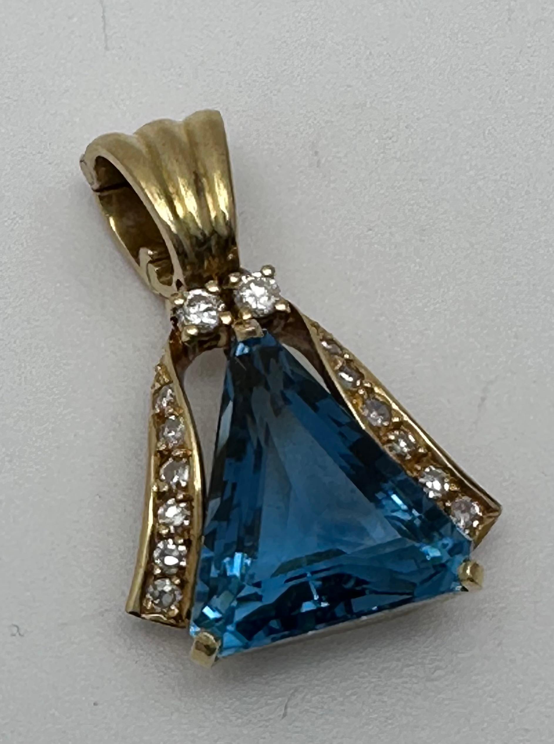 18k Yellow Gold 13mm x 15mm Triangular London Blue Topaz Diamond Pendant  For Sale 1