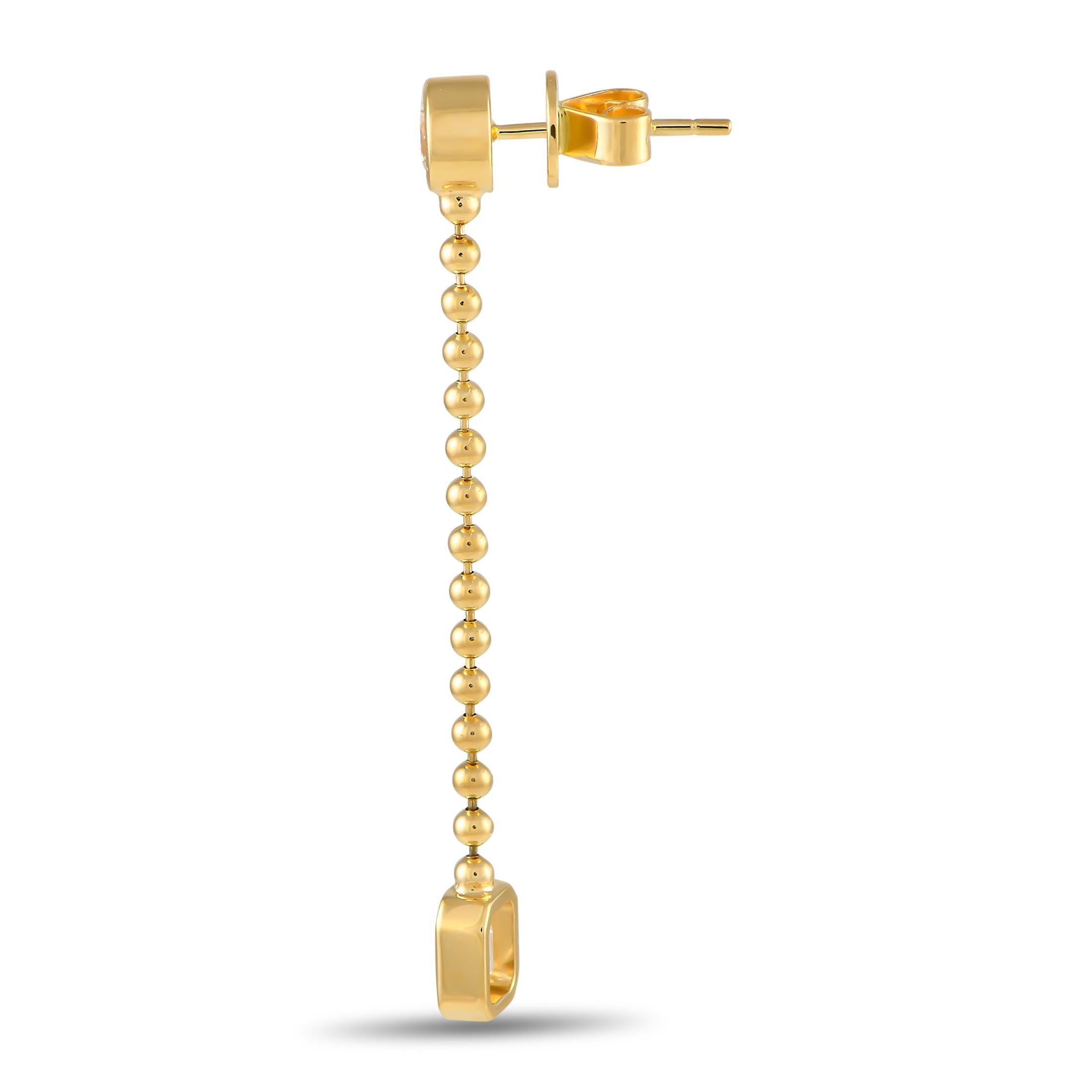 Ces boucles d'oreilles sont conçues pour capter en permanence votre imagination. Des diamants de taille ronde et des diamants de taille émeraude, d'un poids total de 1,40 carat, complètent ce design spectaculaire. Au centre, une chaîne perlée en or