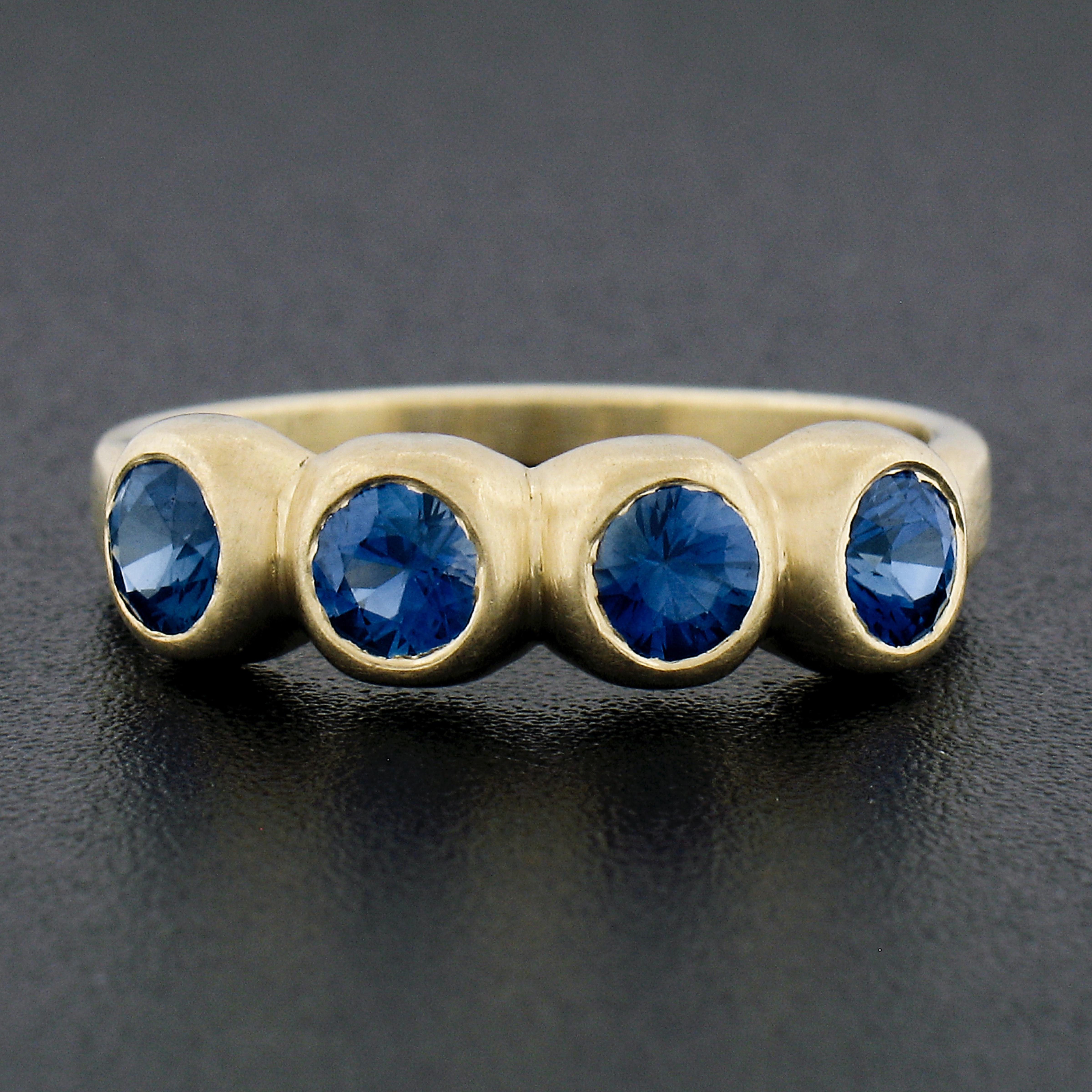 Round Cut 18K Yellow Gold 1.40ctw Round Brilliant Cut Sapphire Brushed Stack Band Ring For Sale
