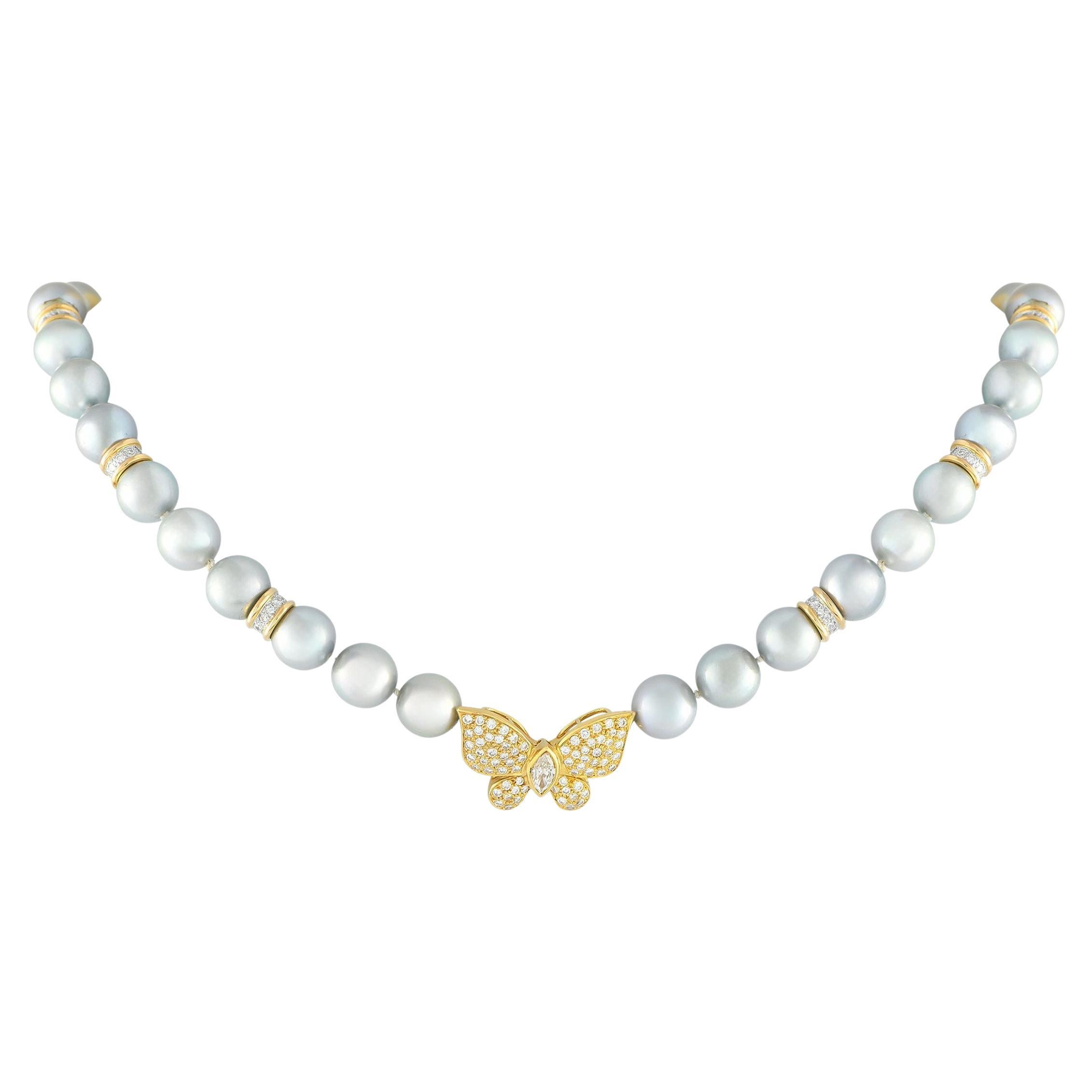 Collana con spilla a farfalla in oro giallo 18K con diamanti e perle da 1,47 carati