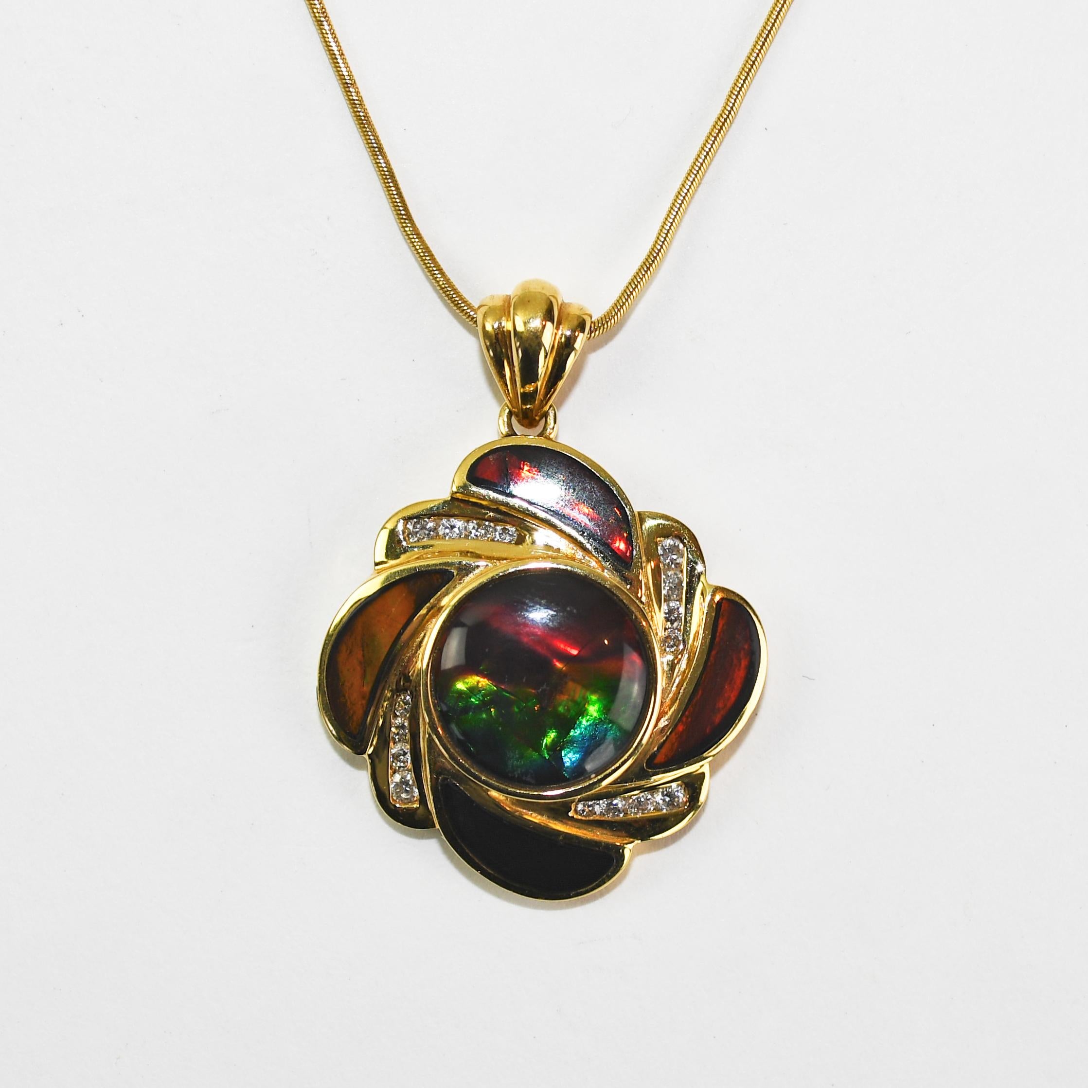 Collier à pendentifs en ammolite en or jaune 18k et 14k.
Le pendentif est estampillé 18k et mesure 1 1/4 pouces de long par 7/8 pouces de large.
La chaîne est estampillée 14k Italie et mesure 19 pouces de long et 1mm d'épaisseur.
Le poids total du