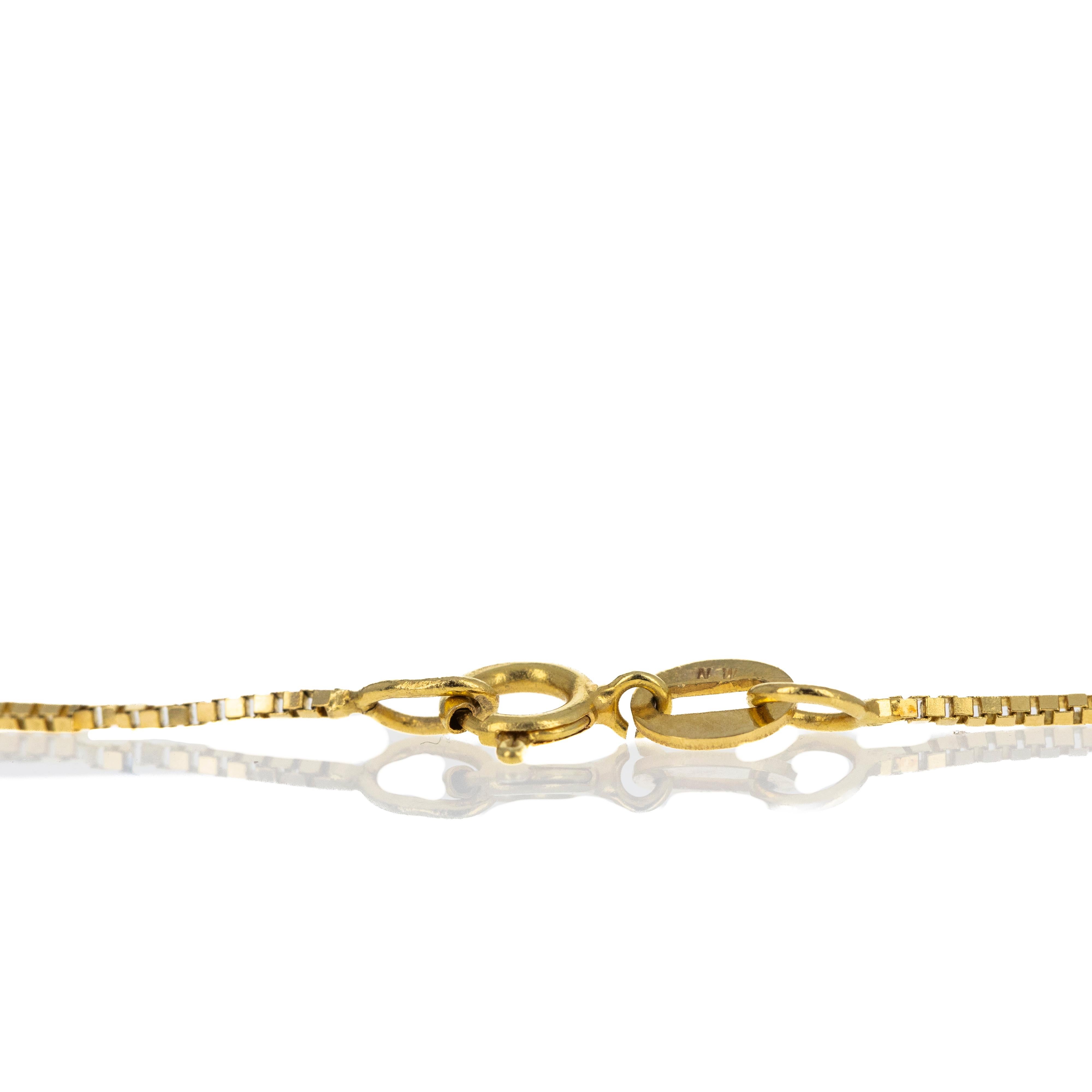 Époque : Domaine moderne

Composition : Or jaune 18K
Pierre principale : Émeraude naturelle taillée en émeraude
Poids en carats : Environ 1,50 carats
Pierre d'accentuation : Douze diamants ronds de taille brillant et émeraude
Poids en carats :