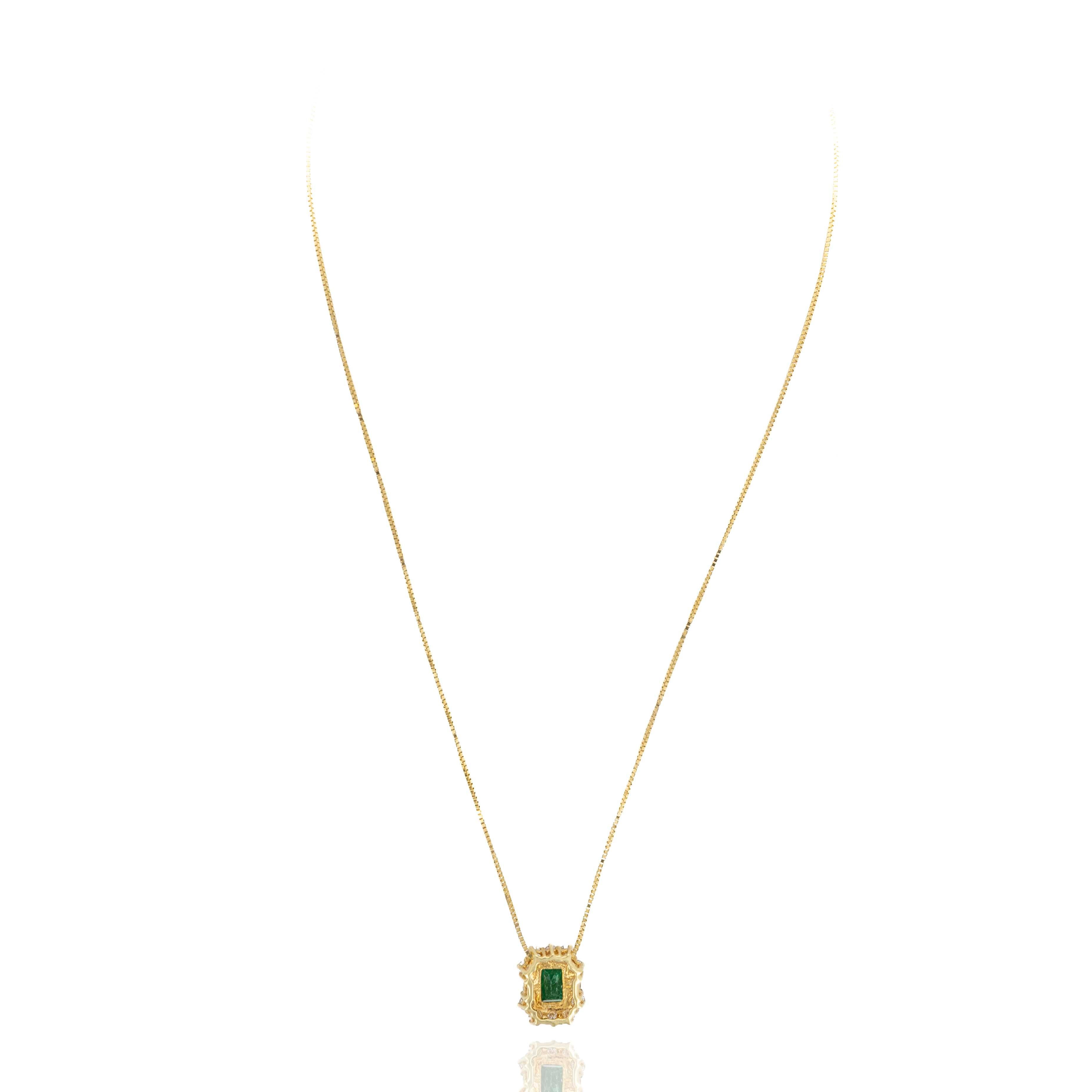 Taille émeraude Collier pendentif en or jaune 18 carats avec halo de diamants et émeraudes de 1,50 carat en vente
