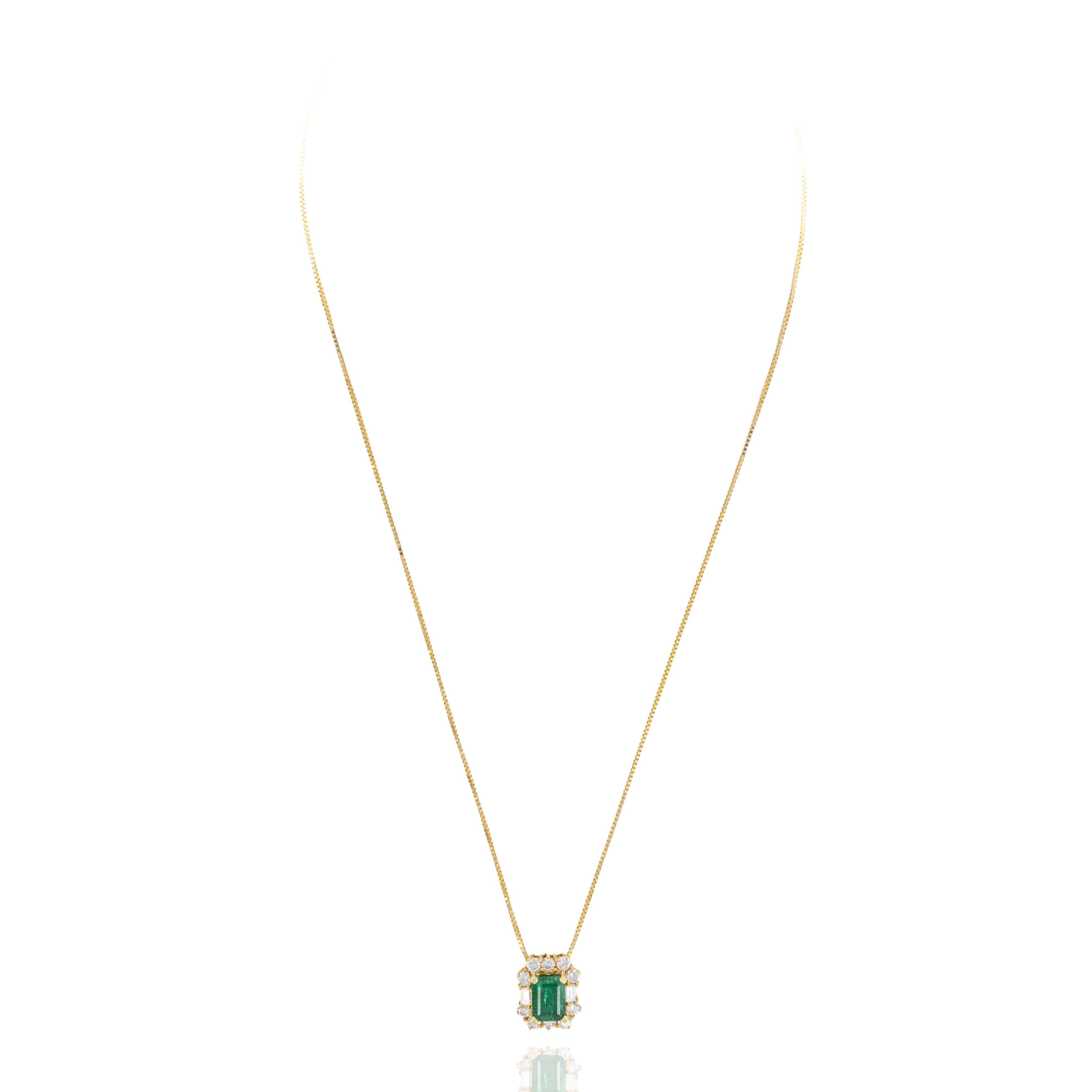 Collier pendentif en or jaune 18 carats avec halo de diamants et émeraudes de 1,50 carat Excellent état - En vente à Cape May, NJ