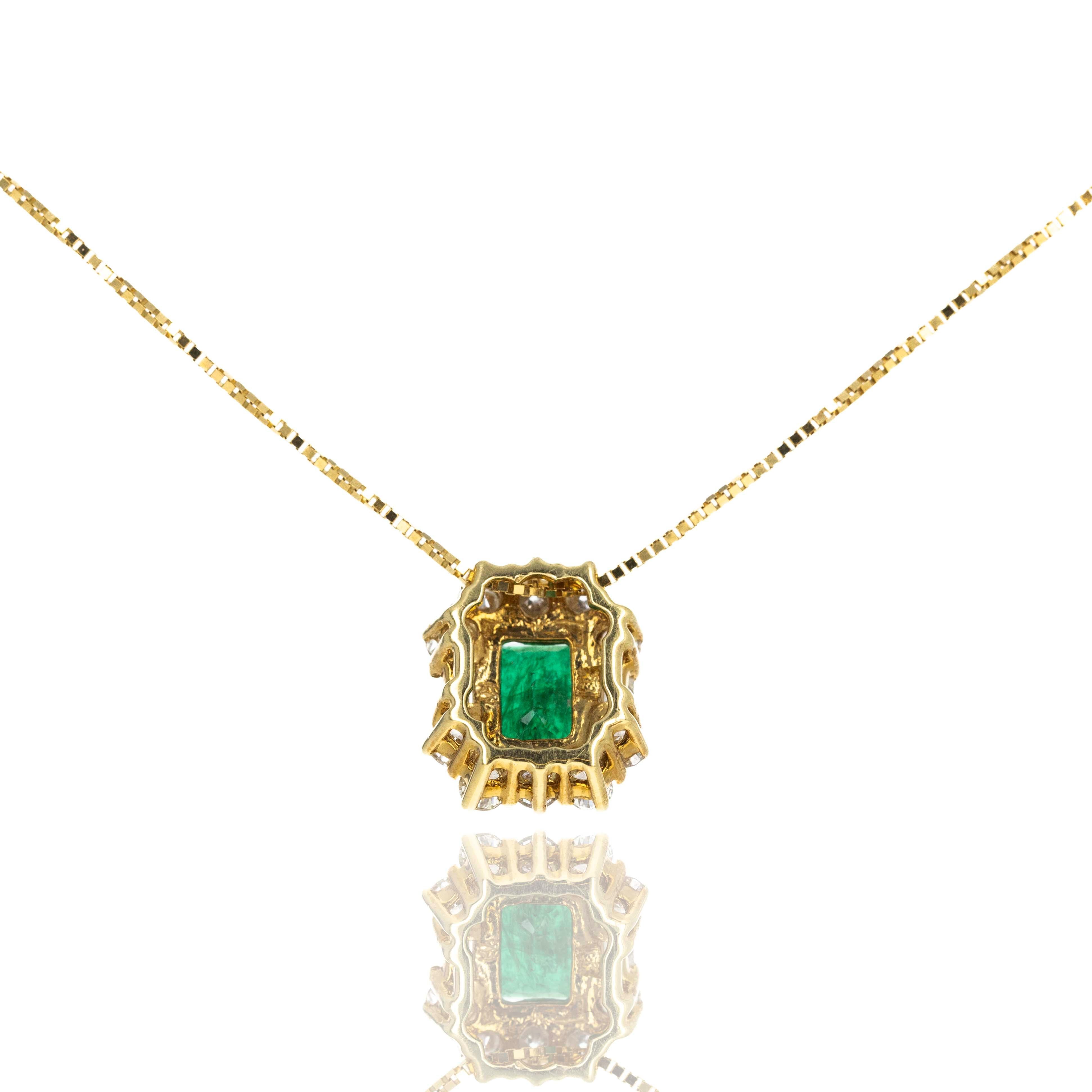 Collier pendentif en or jaune 18 carats avec halo de diamants et émeraudes de 1,50 carat Pour femmes en vente