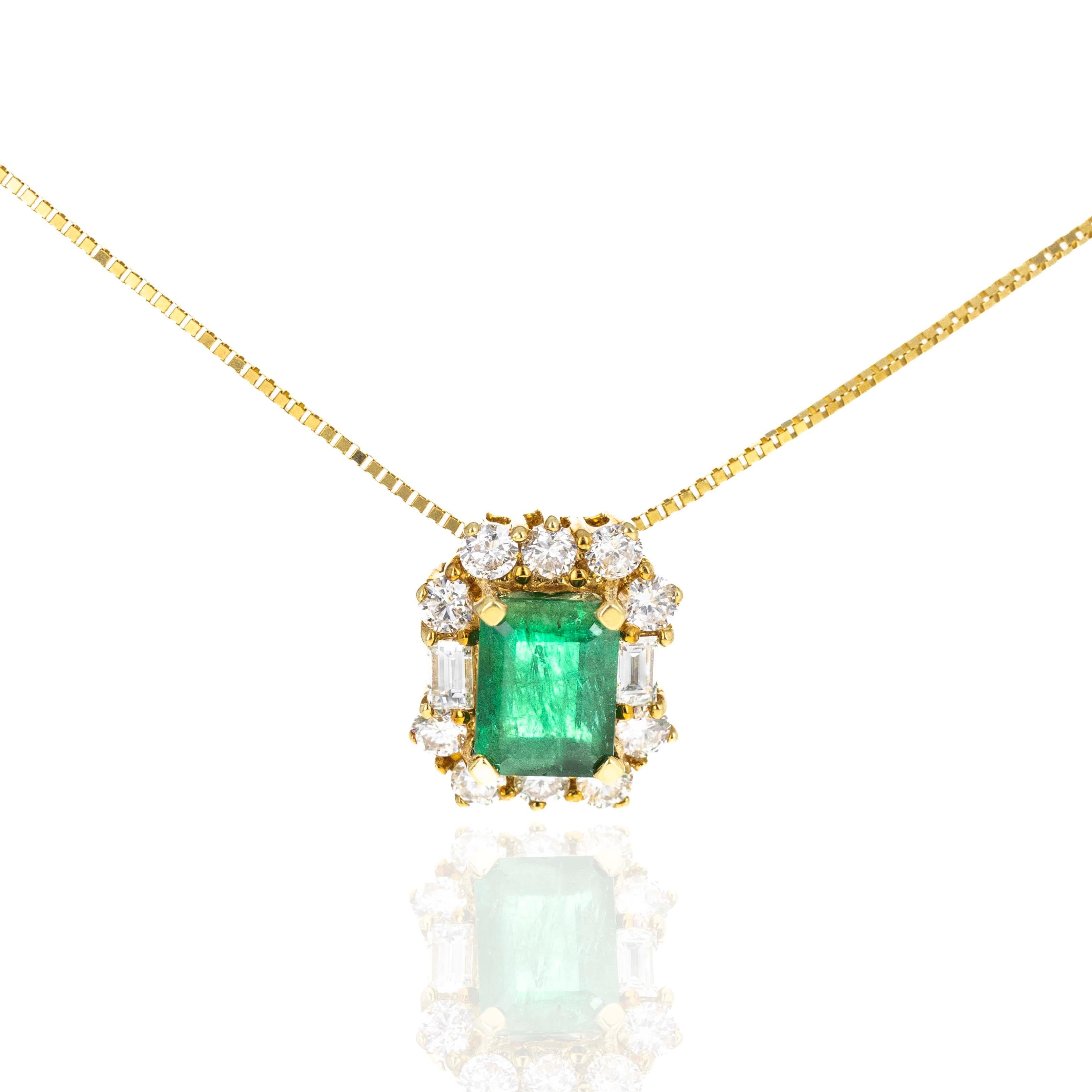 Collier pendentif en or jaune 18 carats avec halo de diamants et émeraudes de 1,50 carat en vente 1