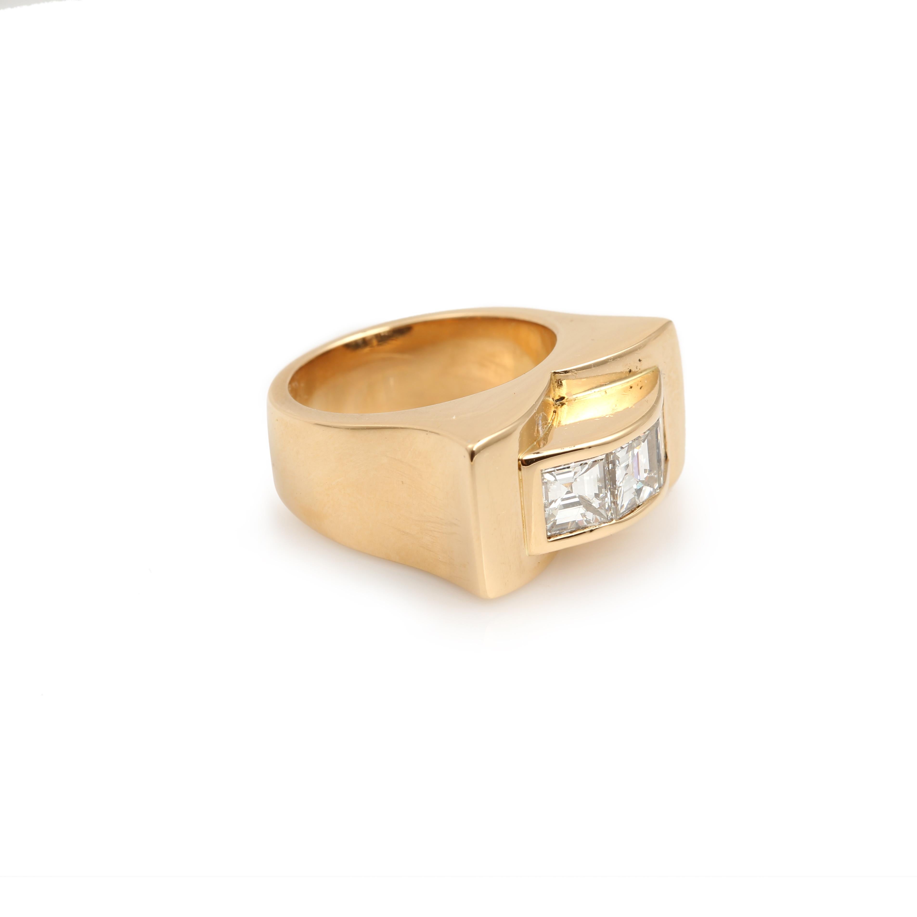 Fine yellow gold tank ring set with three princess cut diamonds.

Estimated weight of the 3 diamonds: 1.5 carats

Ring size : 20.75 x 10.86 x 7.96 mm (0.817 x 0.427 x 0.313inch)

Finger size : 51 (US : 5.75)

French work circa 1940-1950

18K yellow
