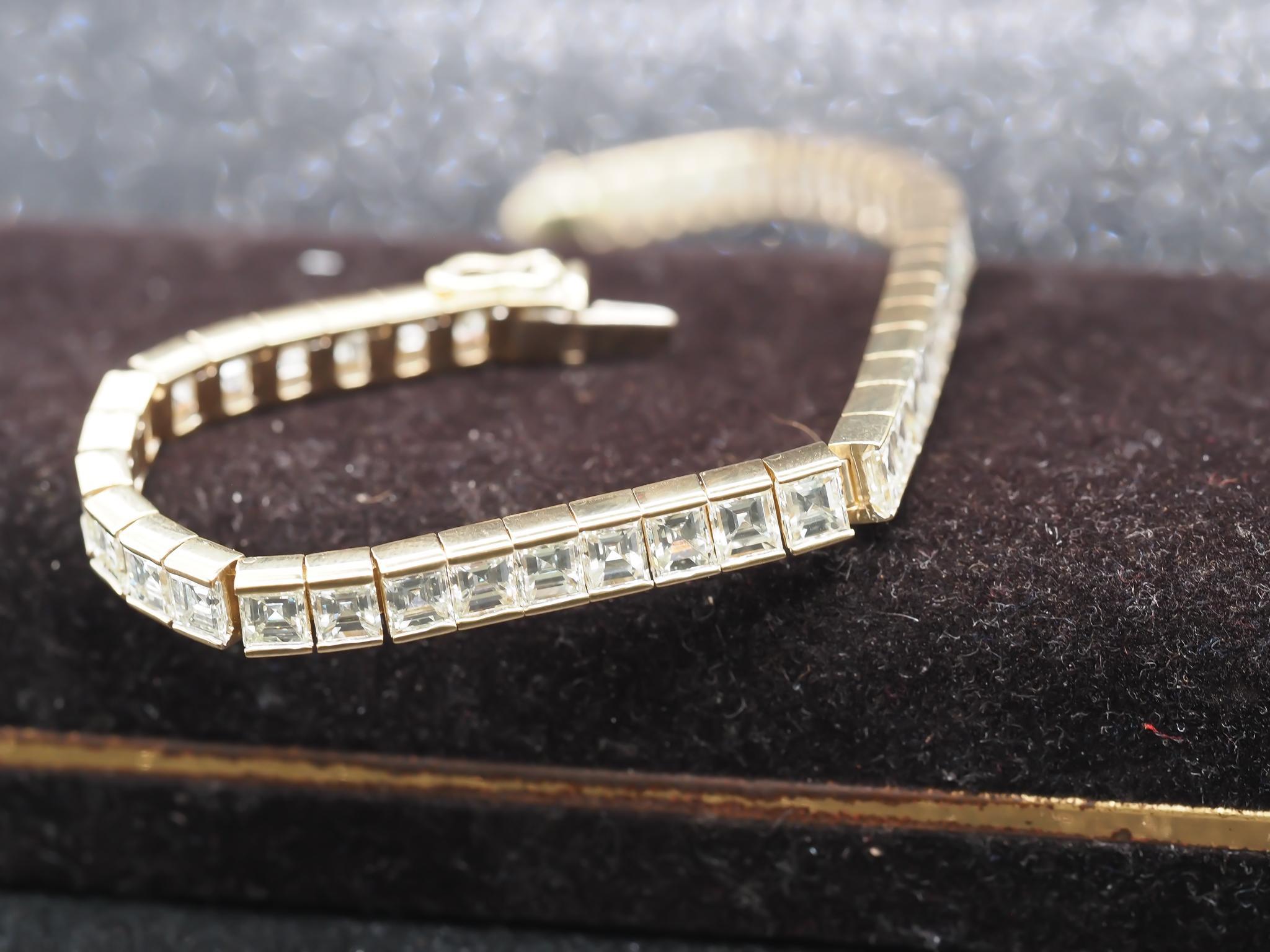 Women's 18K Yellow Gold 15.00ct Carre Cut Vintage Straight Line Bracelet For Sale