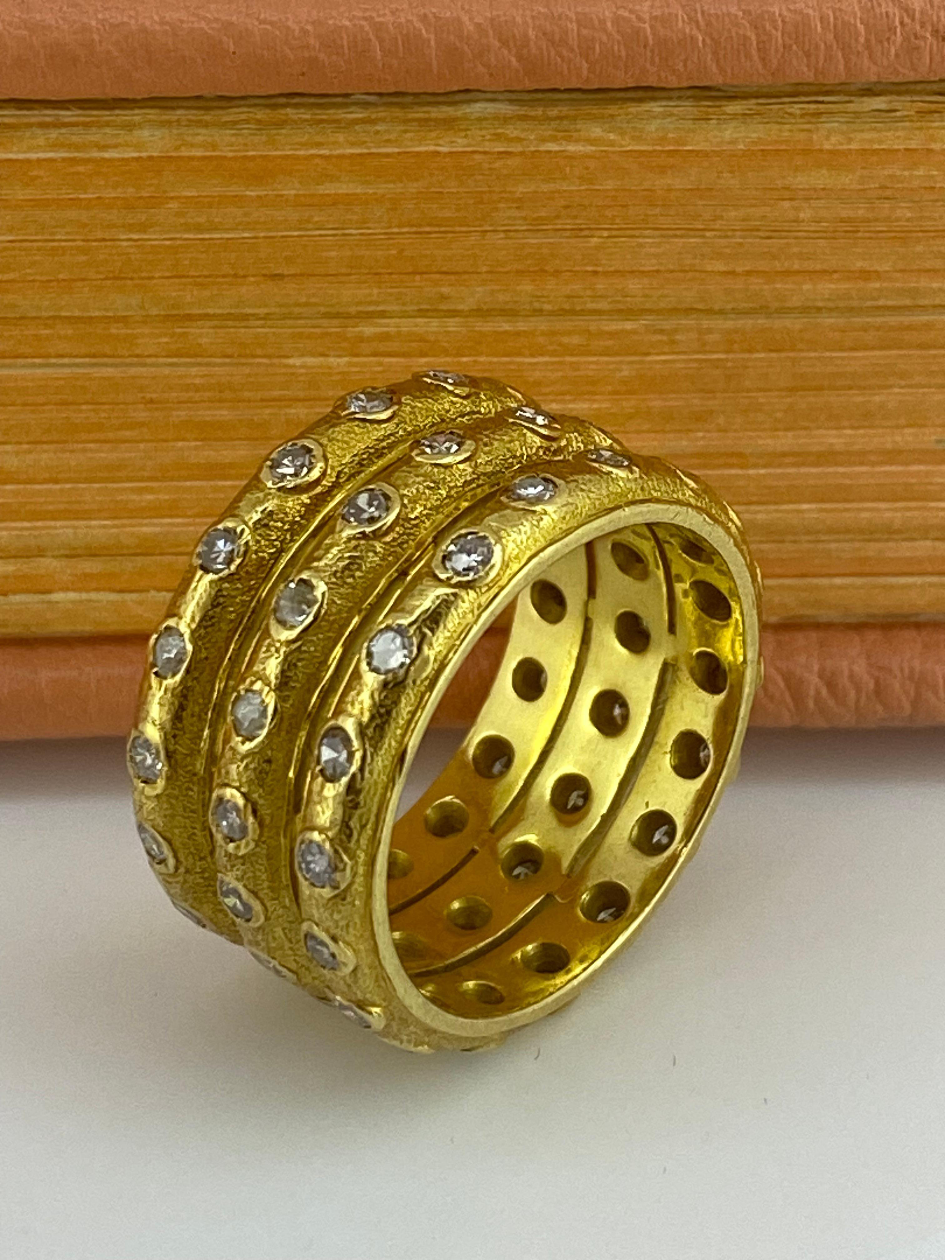 Hervorragend gestaltet als 3 feste Bänder, 
(jeweils ca. 3,5 mm groß),
verziert mit Diamanten von sehr guter Farbe und Reinheit: G/SI
Dieser Ring ist handgefertigt und von französischer Herkunft, 
fein gearbeitet in 18K Gelbgold 

Gesamtzahl der