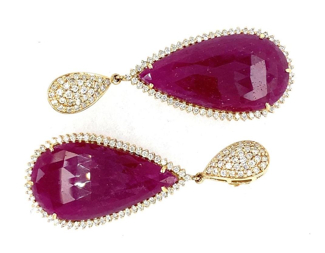 Al centro un rubino di 25 x 18 x 3 mm con un peso di circa 15,0 carati.
Accentuato da 88 diamanti per un peso di circa 3,25 carati
Peso totale in carati: 18,25 carati
Incastonato in oro giallo 18k
Peso lordo: 27.50 grammi
Condizioni generali: Buono.
