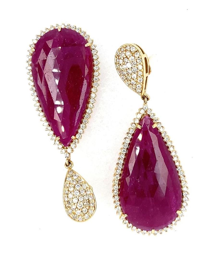 Moderno Orecchini pendenti in oro giallo 18k e rubino 15,0ct con accenti di diamante 3,25ct in vendita