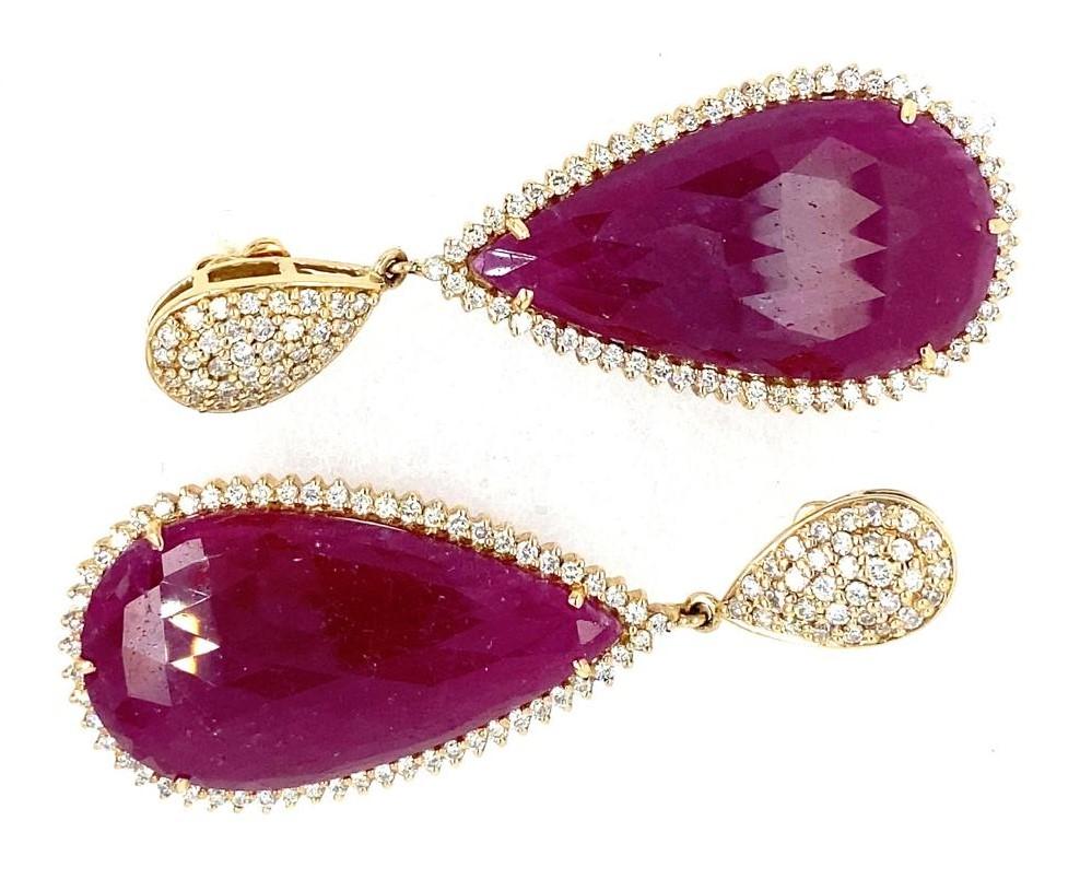 Taglio rotondo Orecchini pendenti in oro giallo 18k e rubino 15,0ct con accenti di diamante 3,25ct in vendita