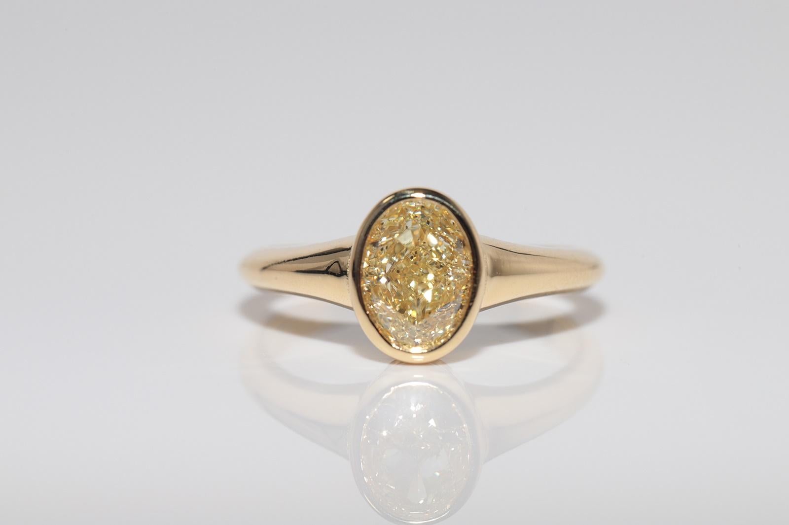 Taille ovale Bague solitaire en or jaune 18k 1.51 ct Light Fancy Color Oval Cut certifiée GIA en vente