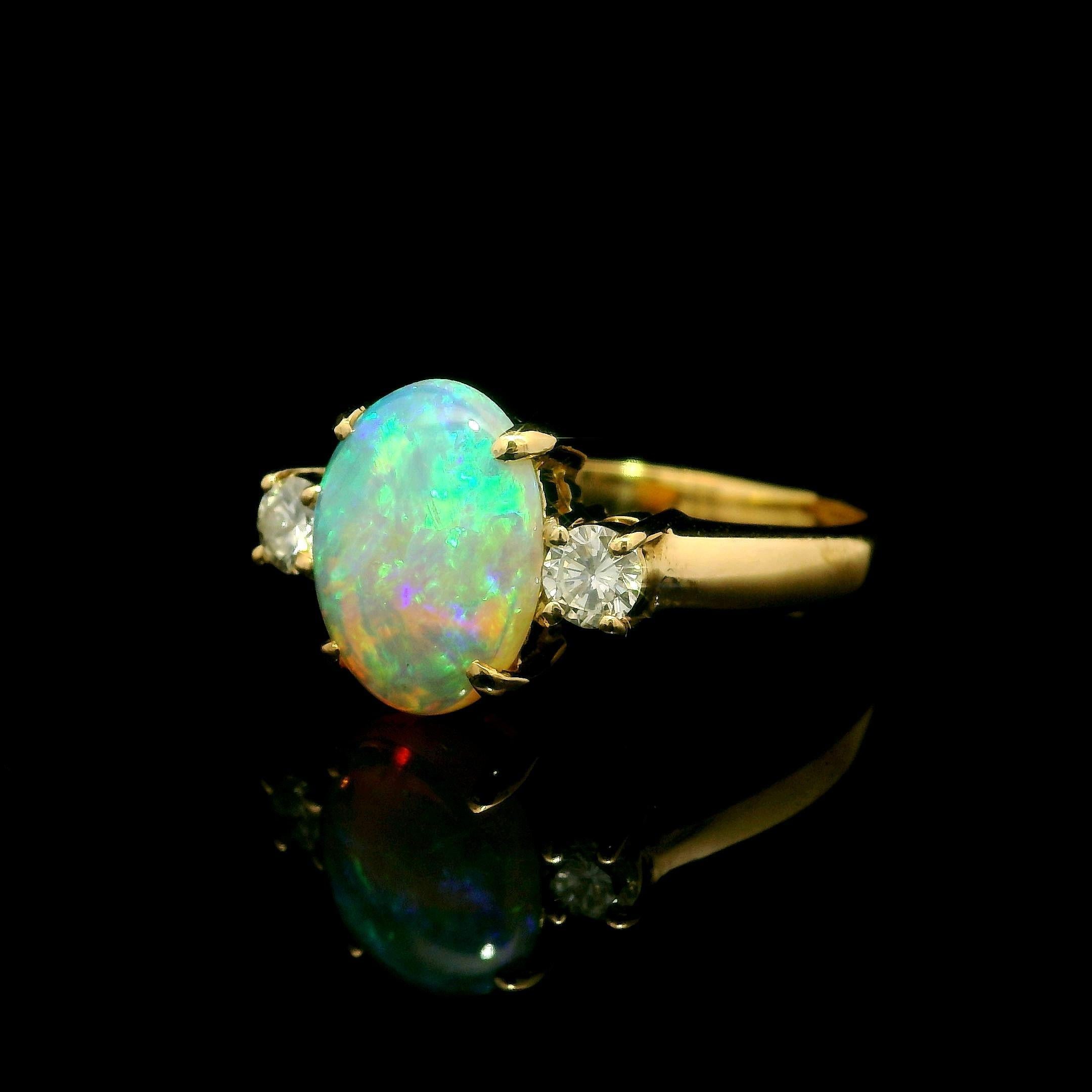 Anello classico in oro giallo 18k con opale ardente di alta qualità da 1,54 carati e 2 diamanti laterali in vendita 5