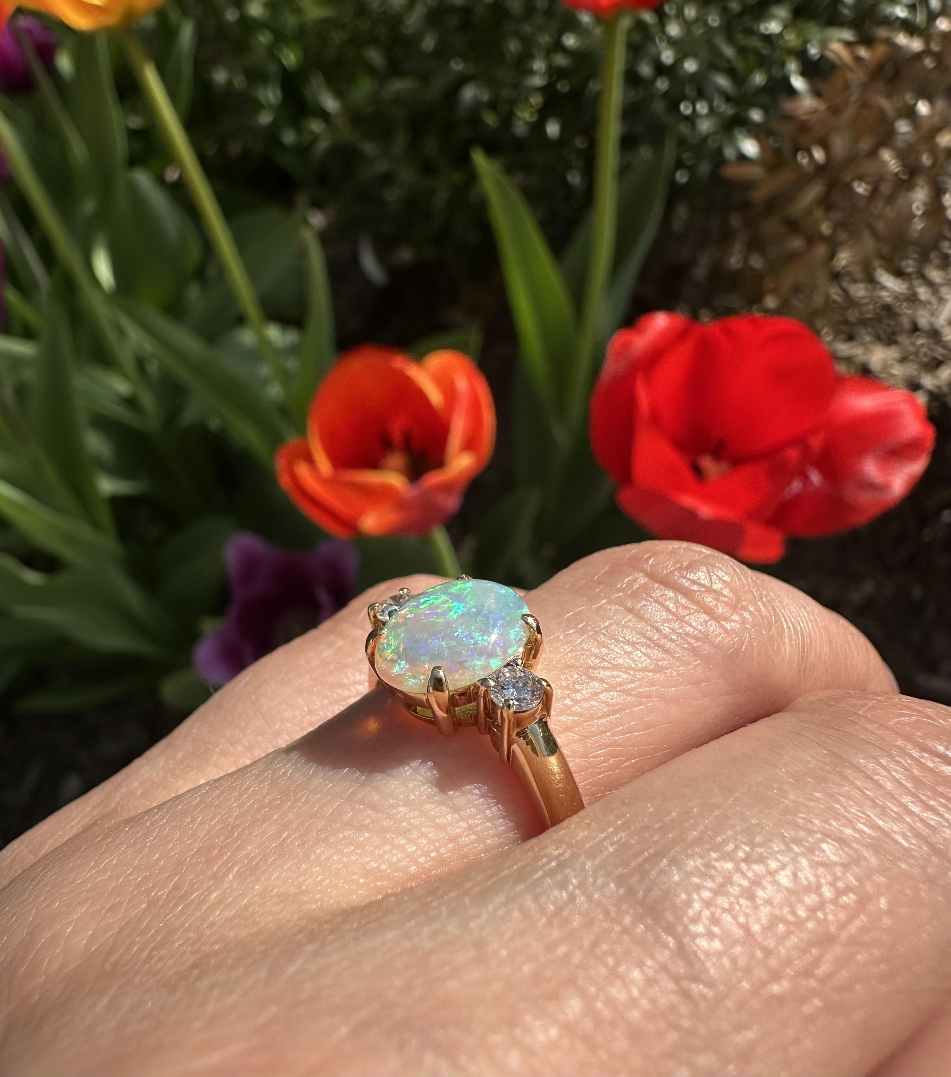 Anello classico in oro giallo 18k con opale ardente di alta qualità da 1,54 carati e 2 diamanti laterali in vendita 7
