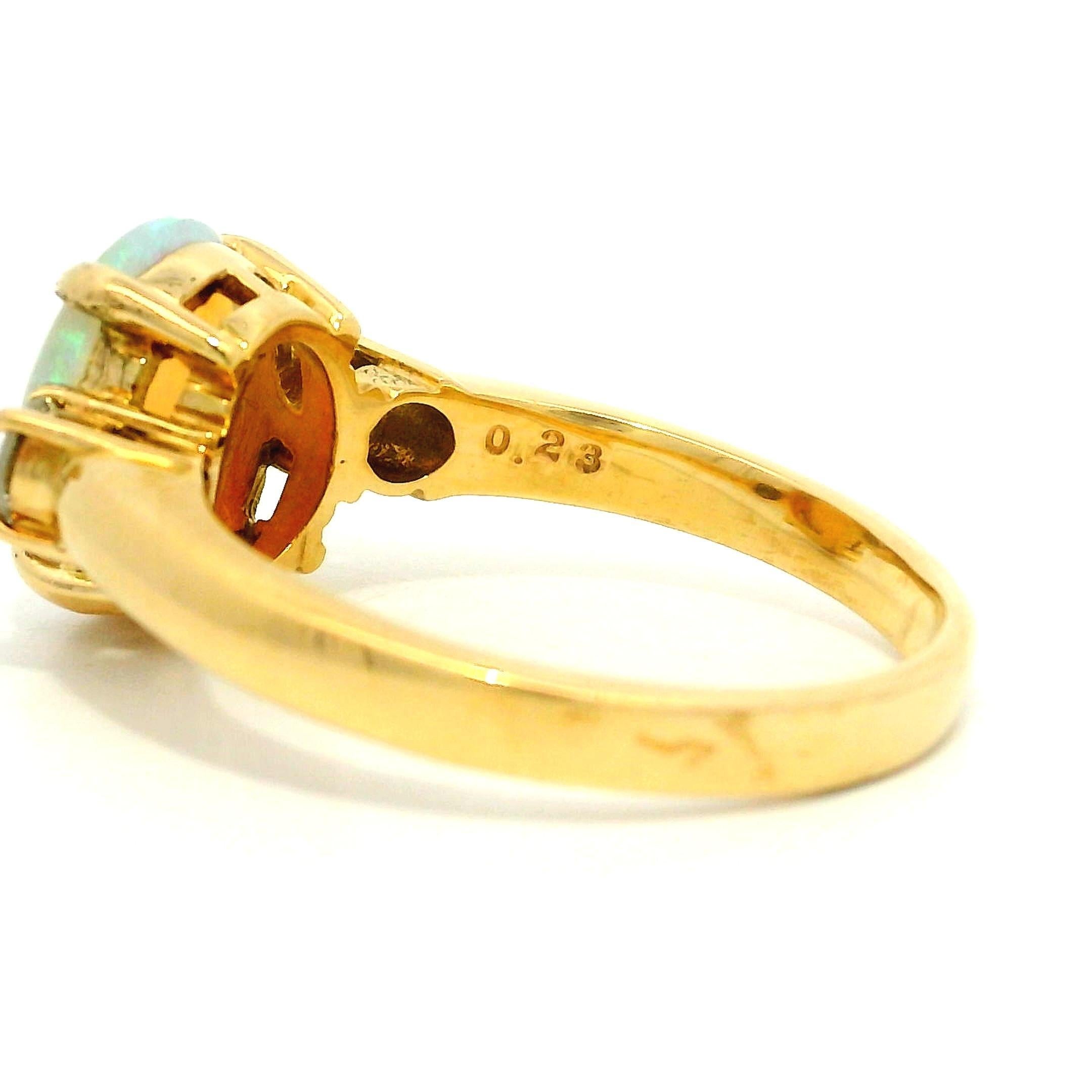--Pietre: --
(1) Opale naturale autentico - taglio cabochon ovale - incastonato - colore bianco posteriore con un gioco di colori molto acceso -10.3x7.6mm - 1.31ct (timbratura esatta)
(2) Diamanti naturali autentici - taglio brillante rotondo -