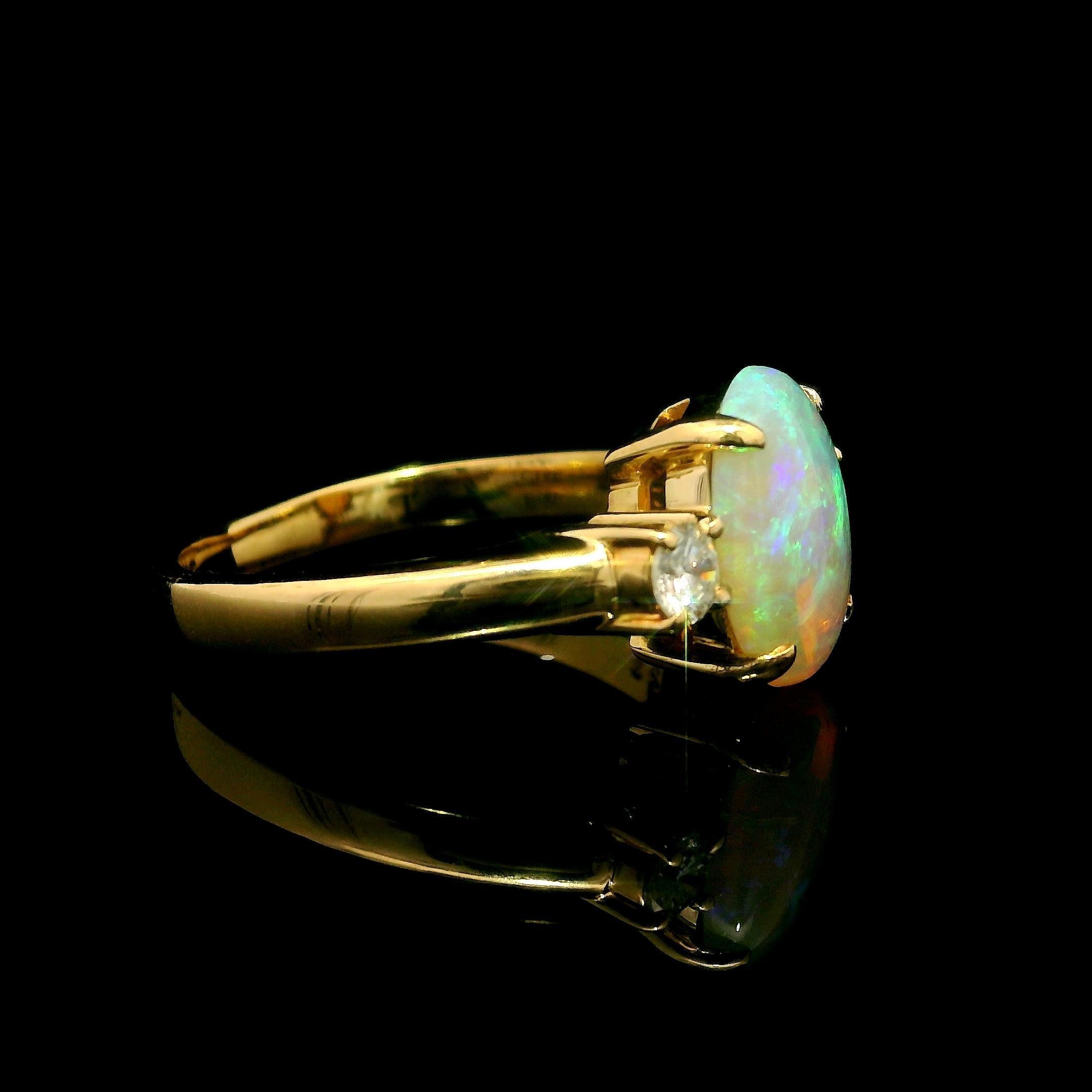 Cabochon Anello classico in oro giallo 18k con opale ardente di alta qualità da 1,54 carati e 2 diamanti laterali in vendita