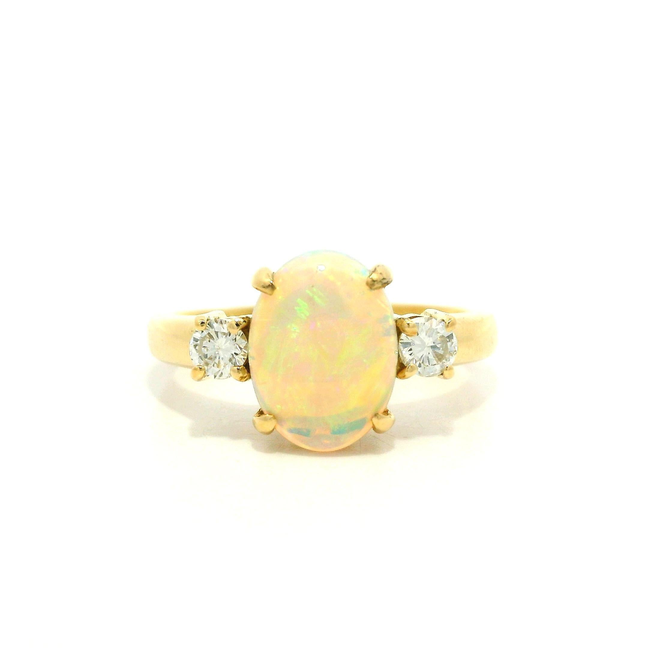 Anello classico in oro giallo 18k con opale ardente di alta qualità da 1,54 carati e 2 diamanti laterali In condizioni ottime in vendita a Montclair, NJ