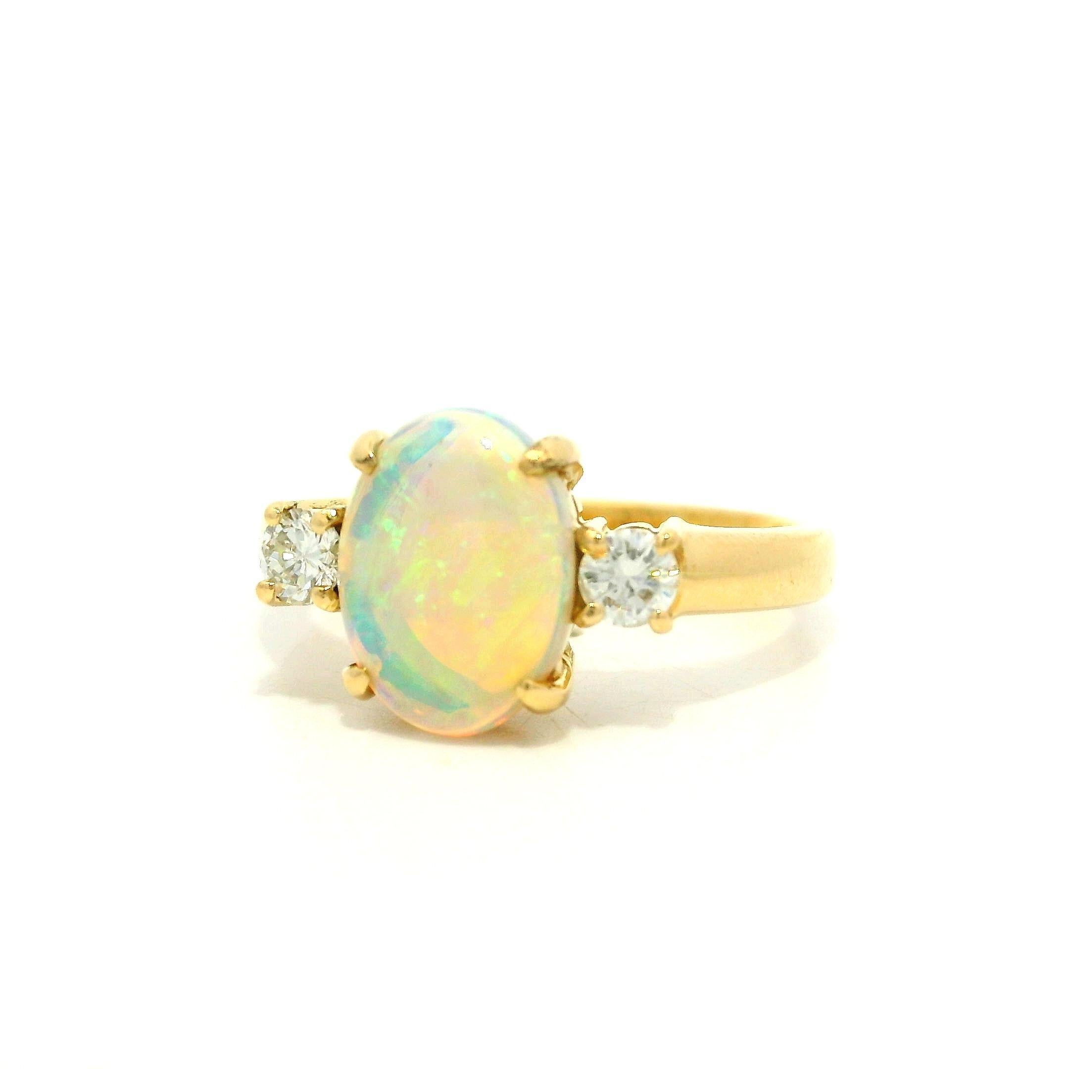 Anello classico in oro giallo 18k con opale ardente di alta qualità da 1,54 carati e 2 diamanti laterali in vendita 1