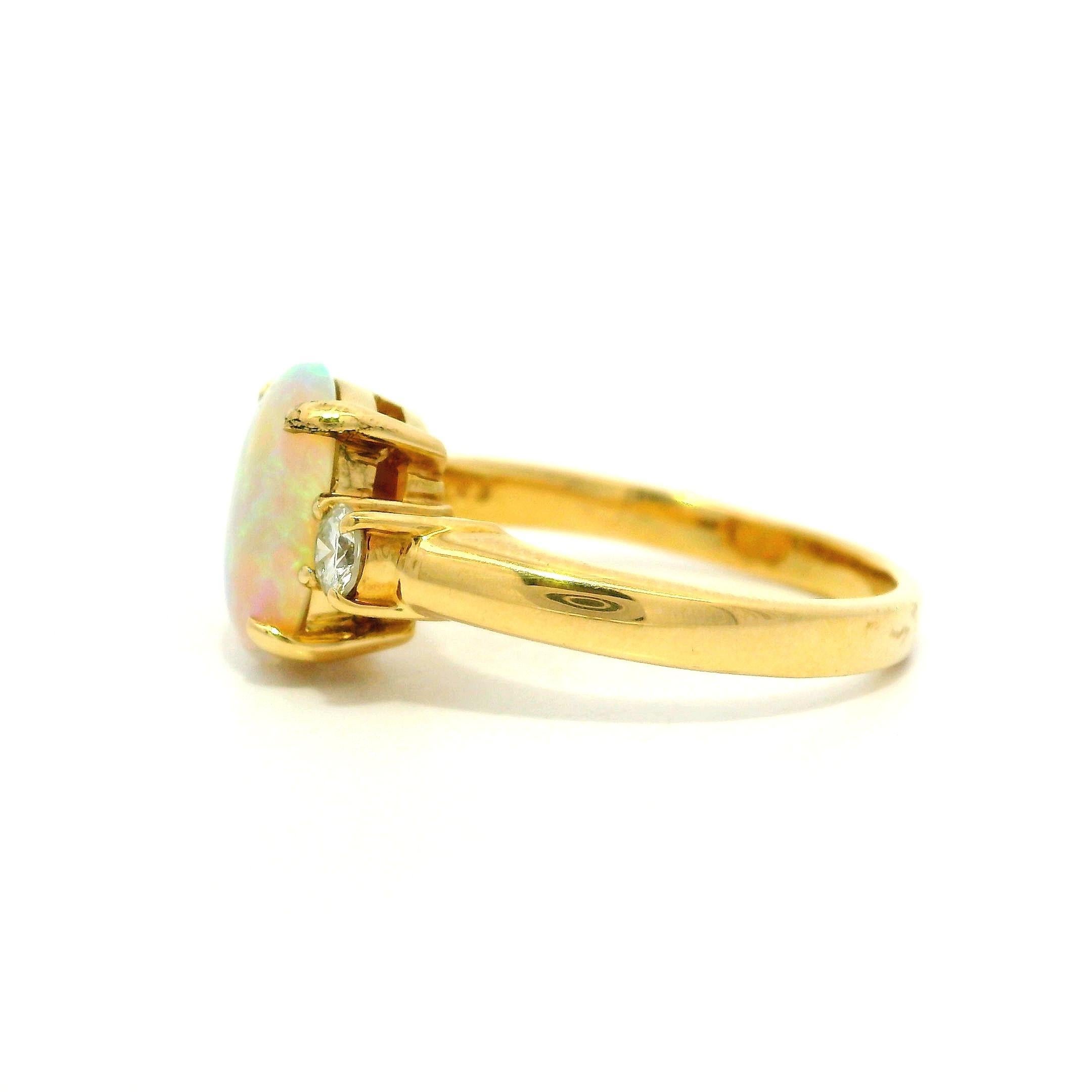 Anello classico in oro giallo 18k con opale ardente di alta qualità da 1,54 carati e 2 diamanti laterali in vendita 2