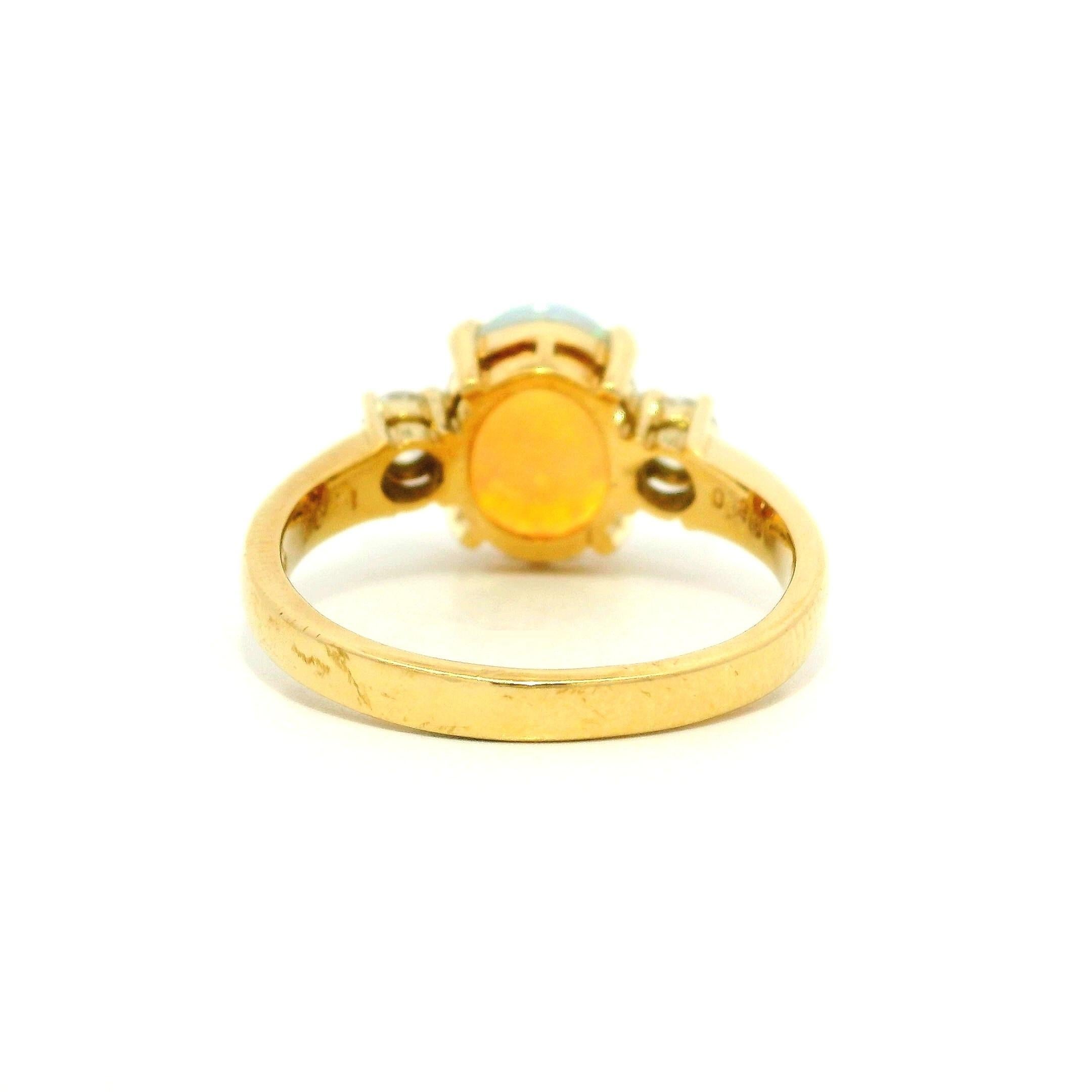 Anello classico in oro giallo 18k con opale ardente di alta qualità da 1,54 carati e 2 diamanti laterali in vendita 3