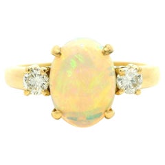 Anello classico in oro giallo 18k con opale ardente di alta qualità da 1,54 carati e 2 diamanti laterali