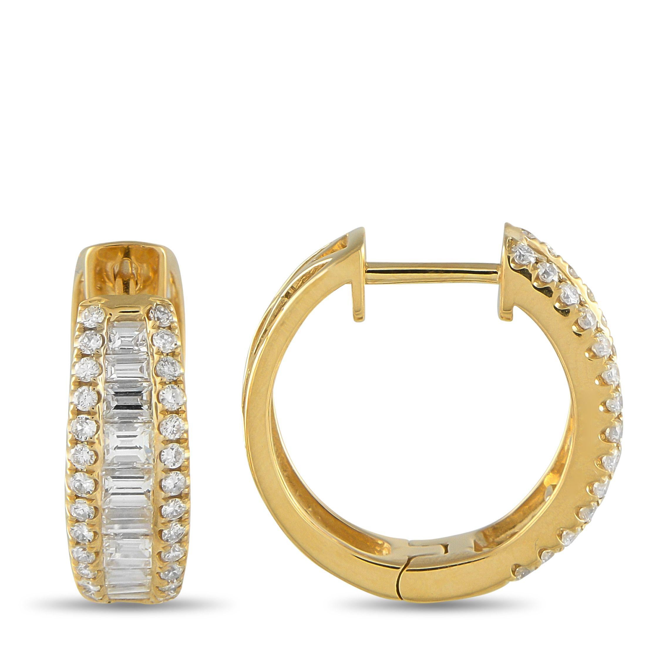 Ces boucles d'oreilles sont idéales pour tous ceux qui apprécient le luxe discret. Les baguettes de diamant et les diamants de taille ronde d'un poids total de 1,55 carat leur permettent d'émaner la lumière sans effort. Fabriquées en or jaune 18