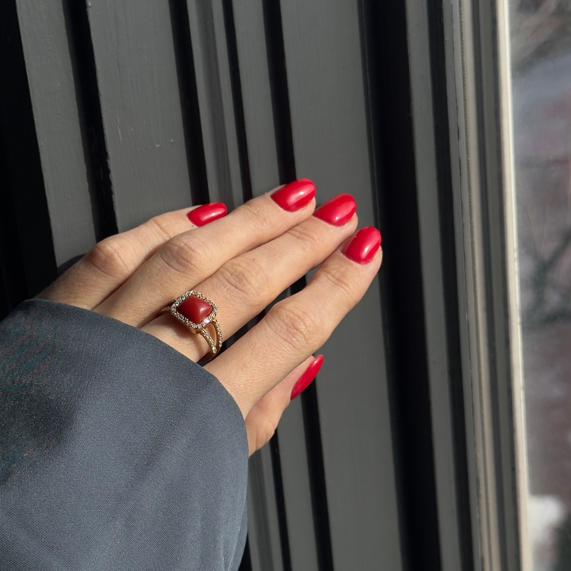 Époque : Domaine moderne
Composition : Or jaune 18K
Pierre principale : Corail naturel cabochon
Poids en carats : 1,56 carats
Pierre d'accentuation : Diamants ronds et brillants
Poids en carats : 0,49 carats au total
Couleur / Clarté : G-H /